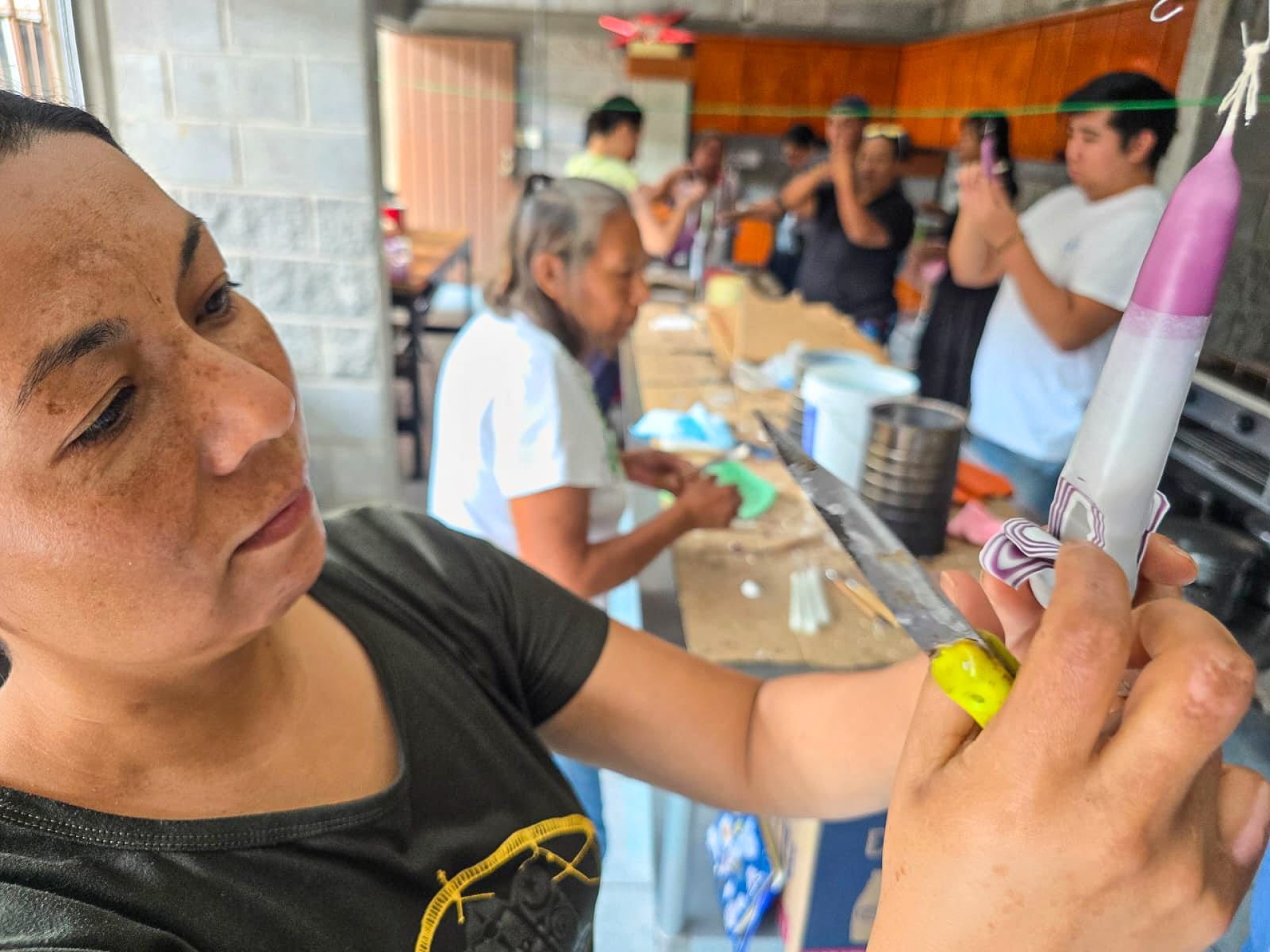 Gobierno municipal de Cuernavaca impulsa la preservación de tradiciones con taller de cerería en Ocotepec