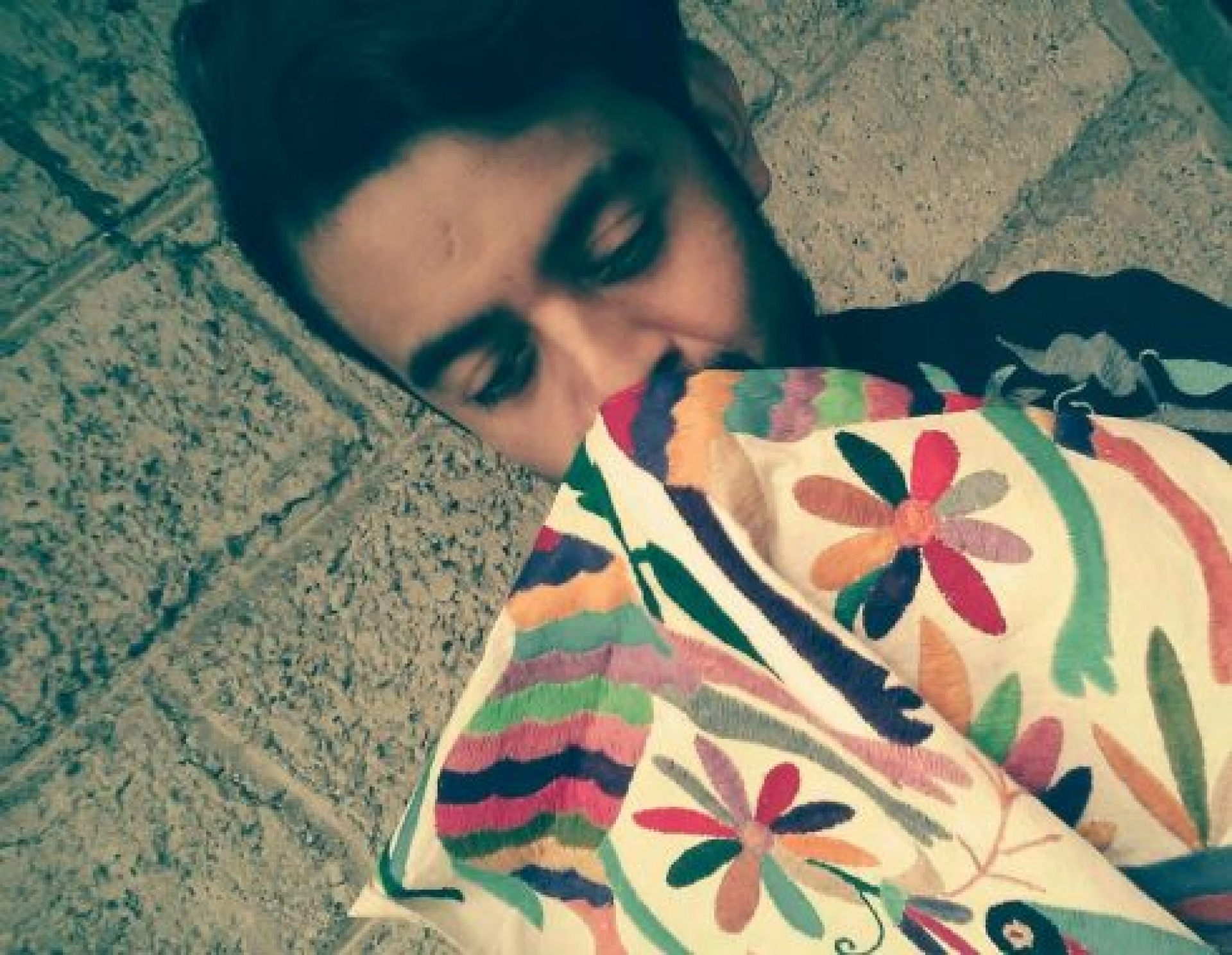 Con aguja e hilo estos hombres bordan sus sueños