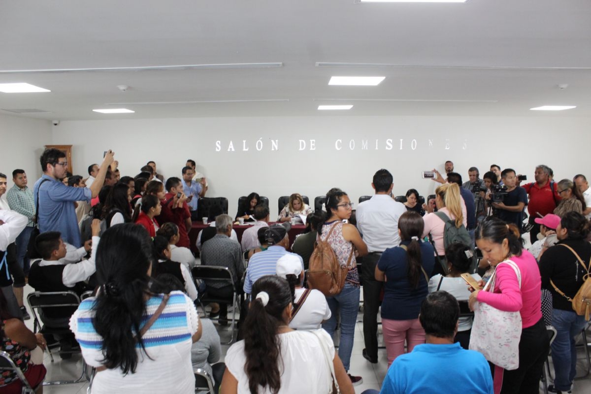 Diputadas faltistas exigen que se convoque a sesión de pleno