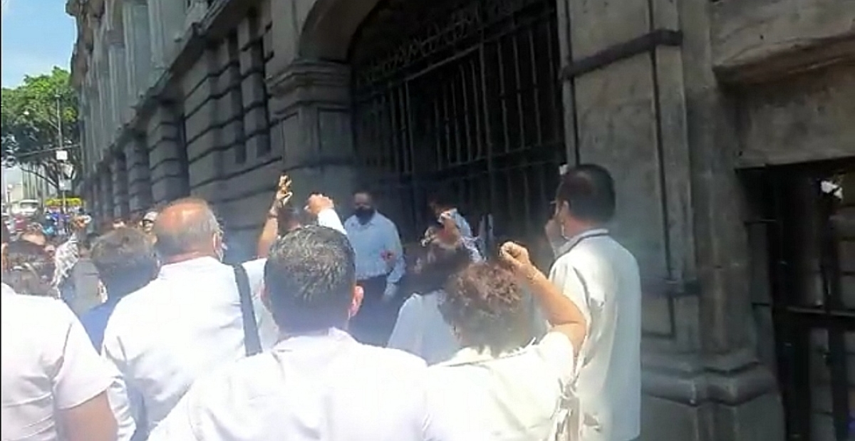 Protestan maestros jubilados y homologados; reclaman pago puntual y completo de aguinaldo