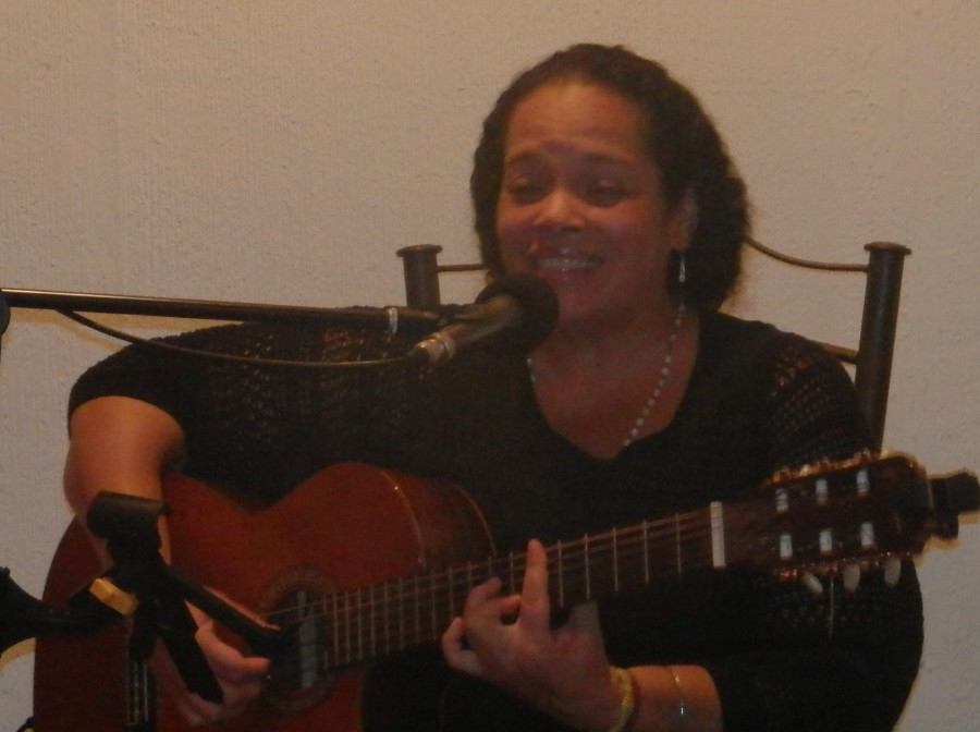 Me dedico a la música porque si no, me muero de tristeza: Lázara Ribadavia