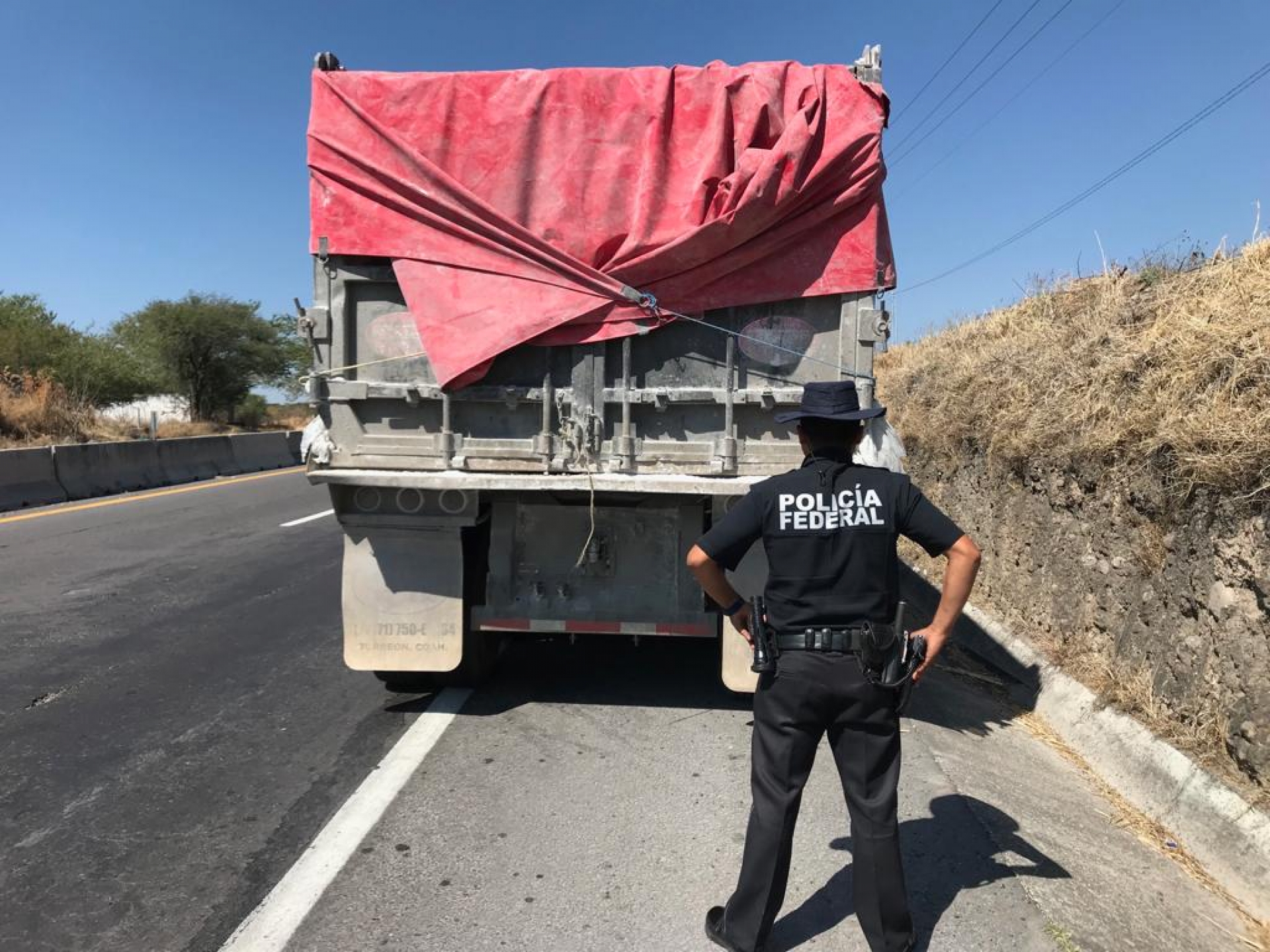 Detiene PF a conductor de camión de carga en carretera a Izúcar de Matamoros