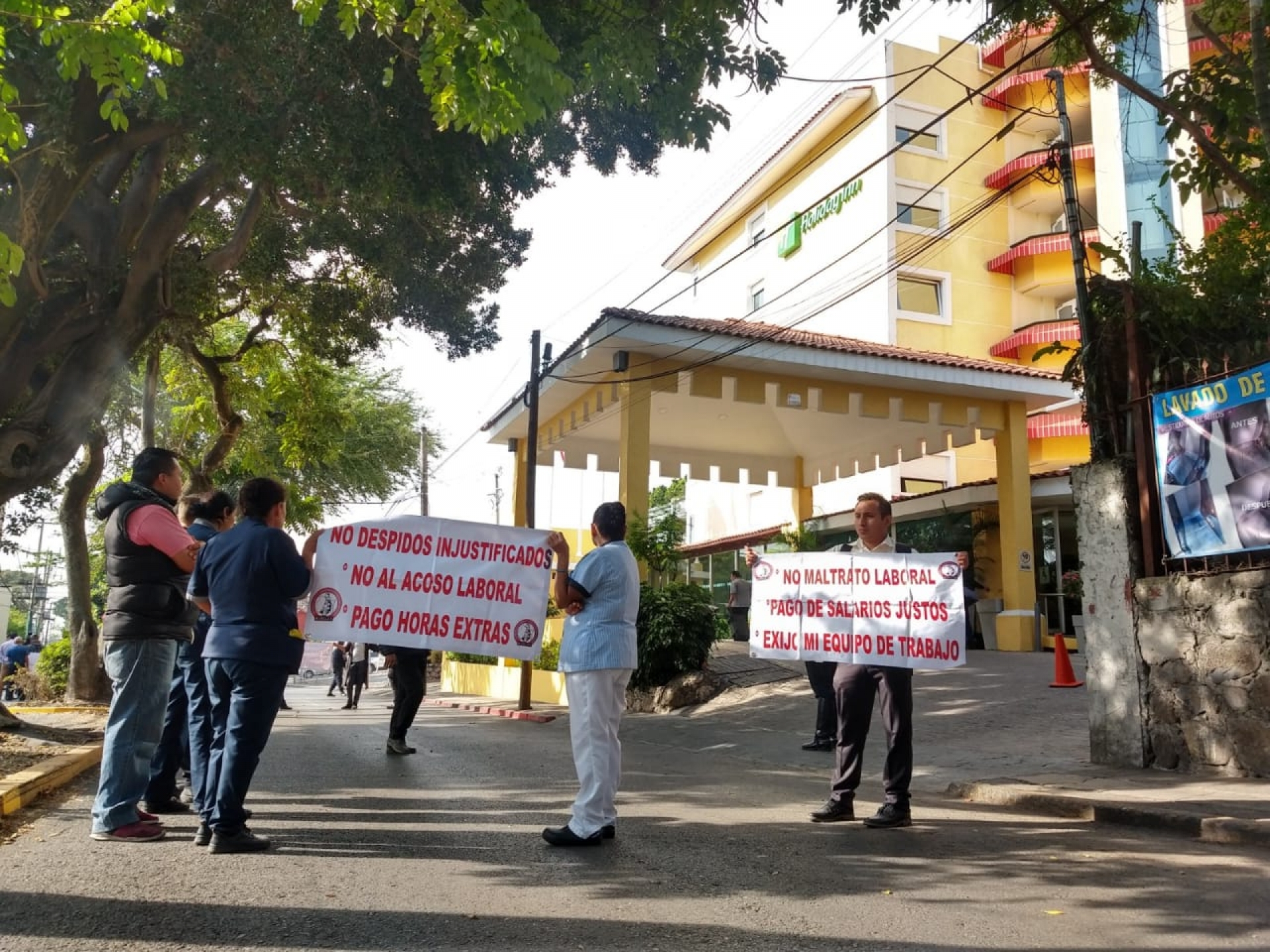 Protestan trabajadores del hotel 'Holiday Inn'; bloquean avenida