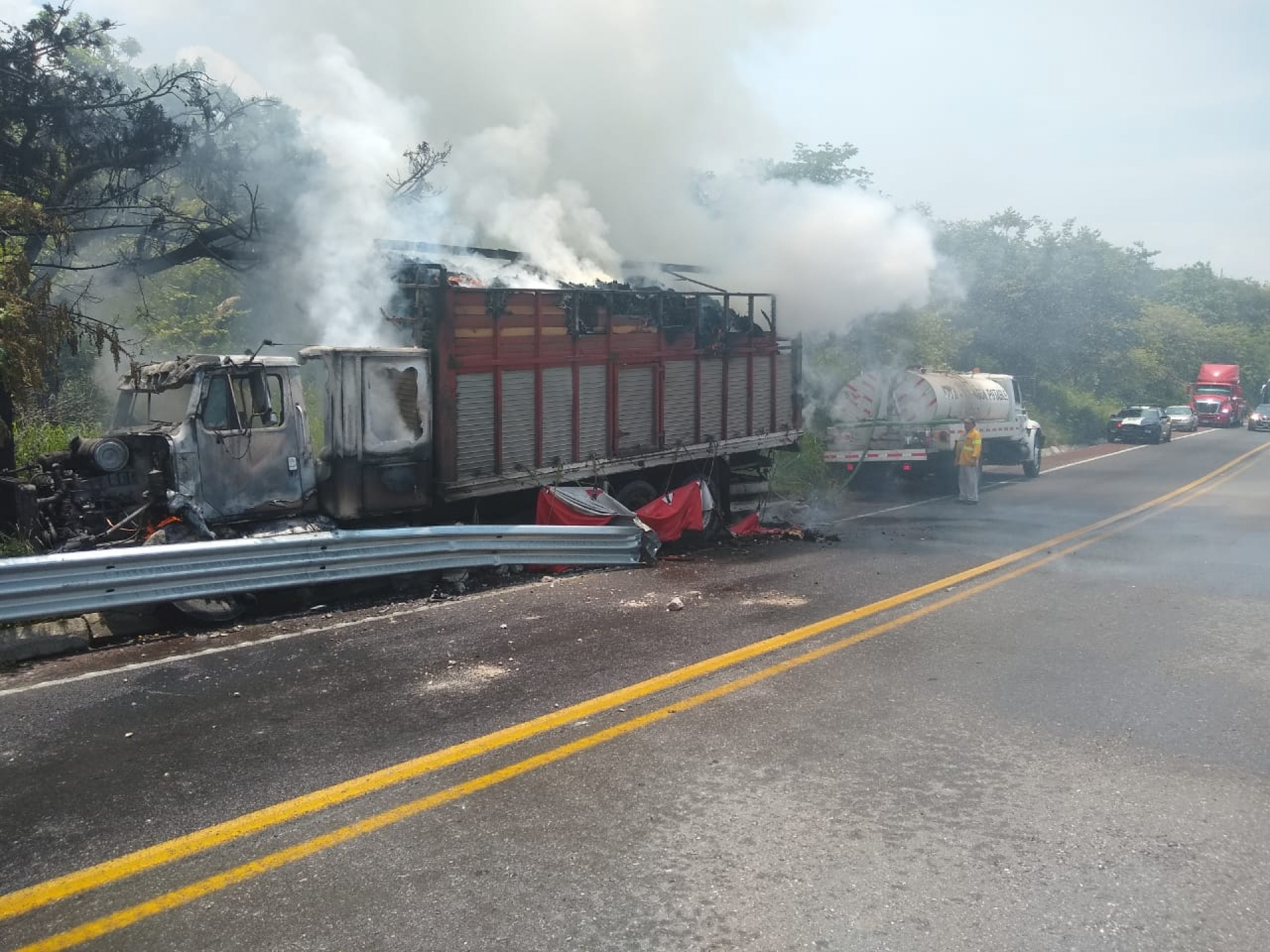 Sofocan PF y rescatistas incendio de un tráiler en la carretera La Pera-Cuautla