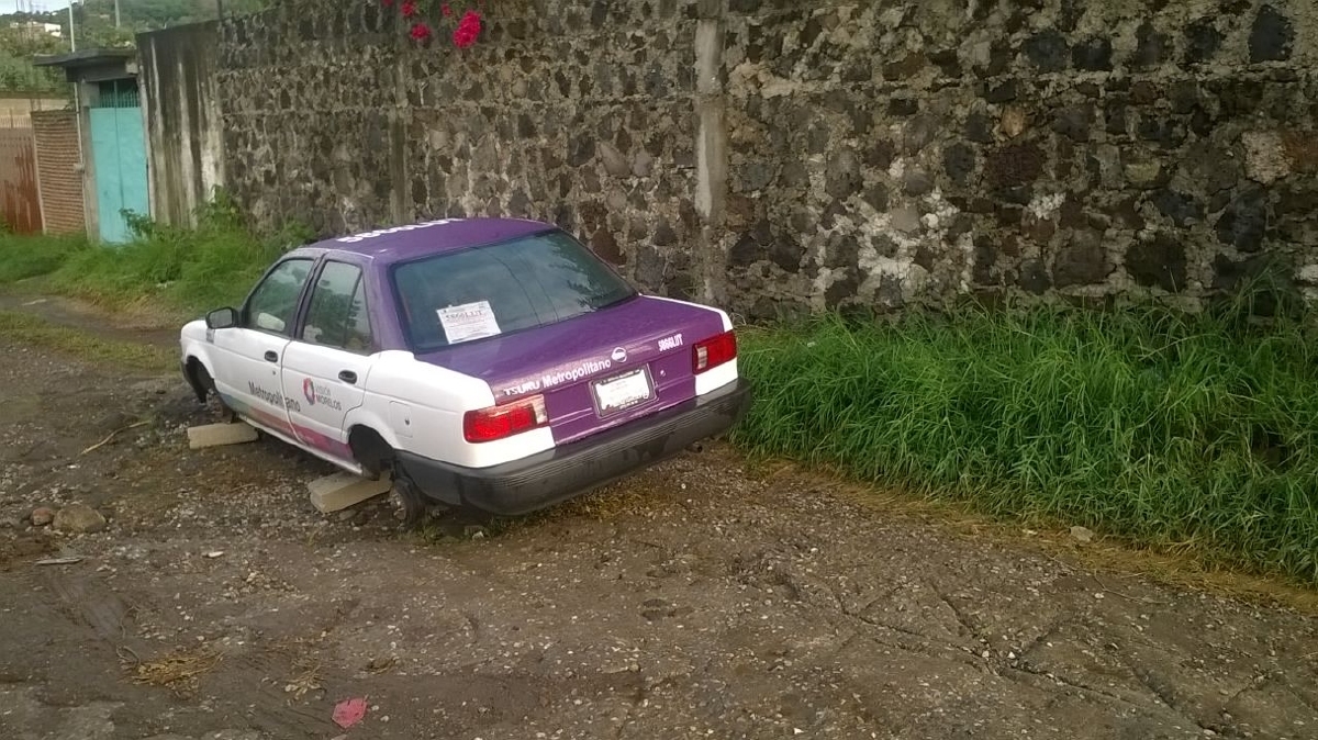 Encuentran un taxi sin llantas en Ahuatepec