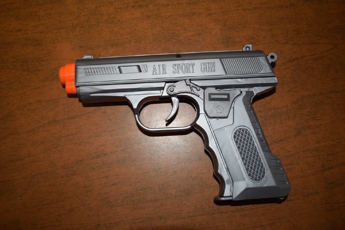 Amenazó a una mujer con una pistola de plástico