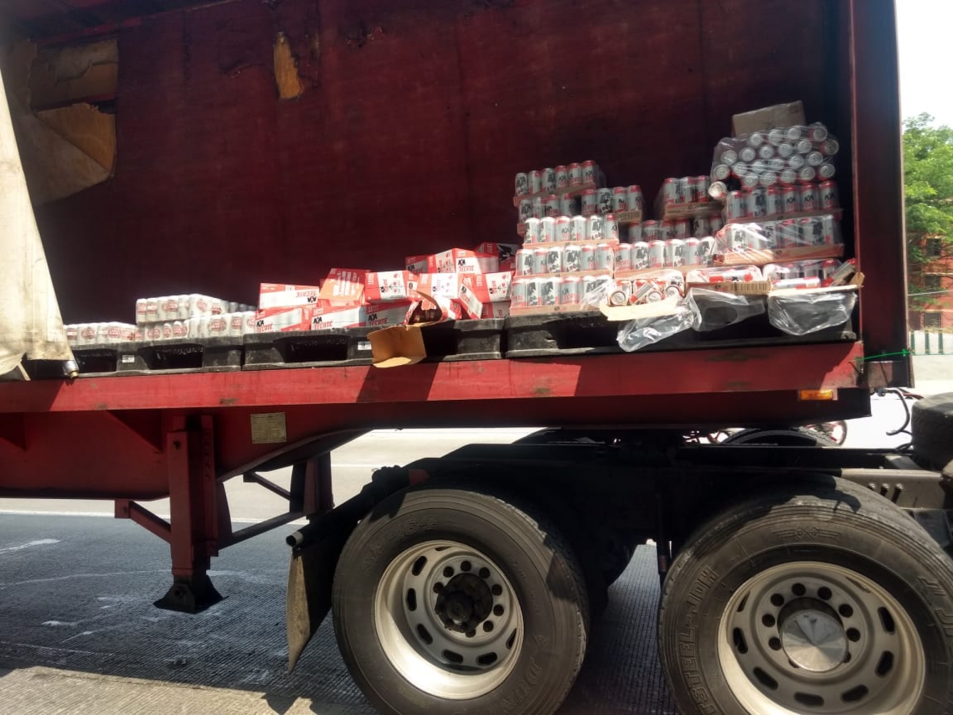 Tráiler tira cajas con latas de cerveza en el libramiento Cuernavaca
