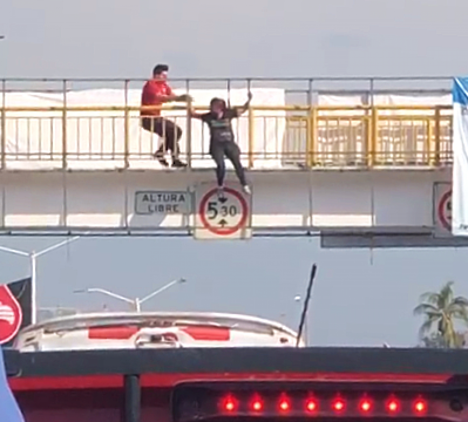 Bomberos evitan que mujer salte de un puente, en Temixco