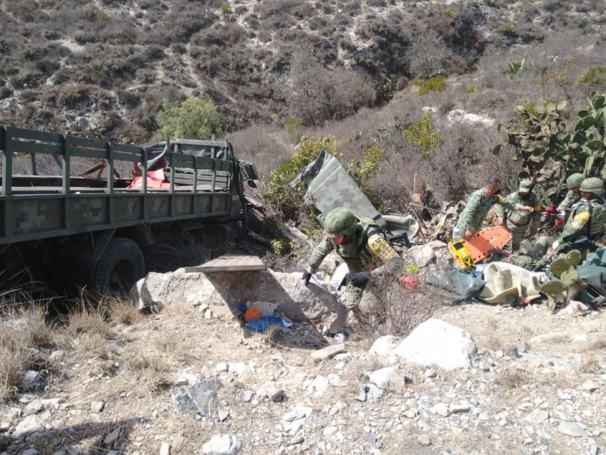 Se vuelca camión con militares en Puebla