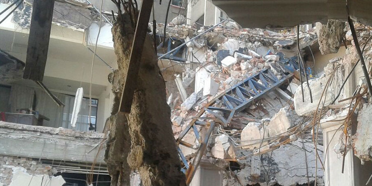 Podría reabrirse la calle Degollado si se retirara escombro, señala administrador de torre Latino