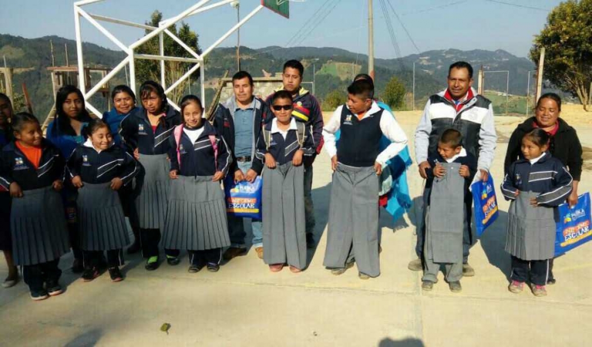 Moreno Valle regaló uniformes de primaria... ¡talla 36!