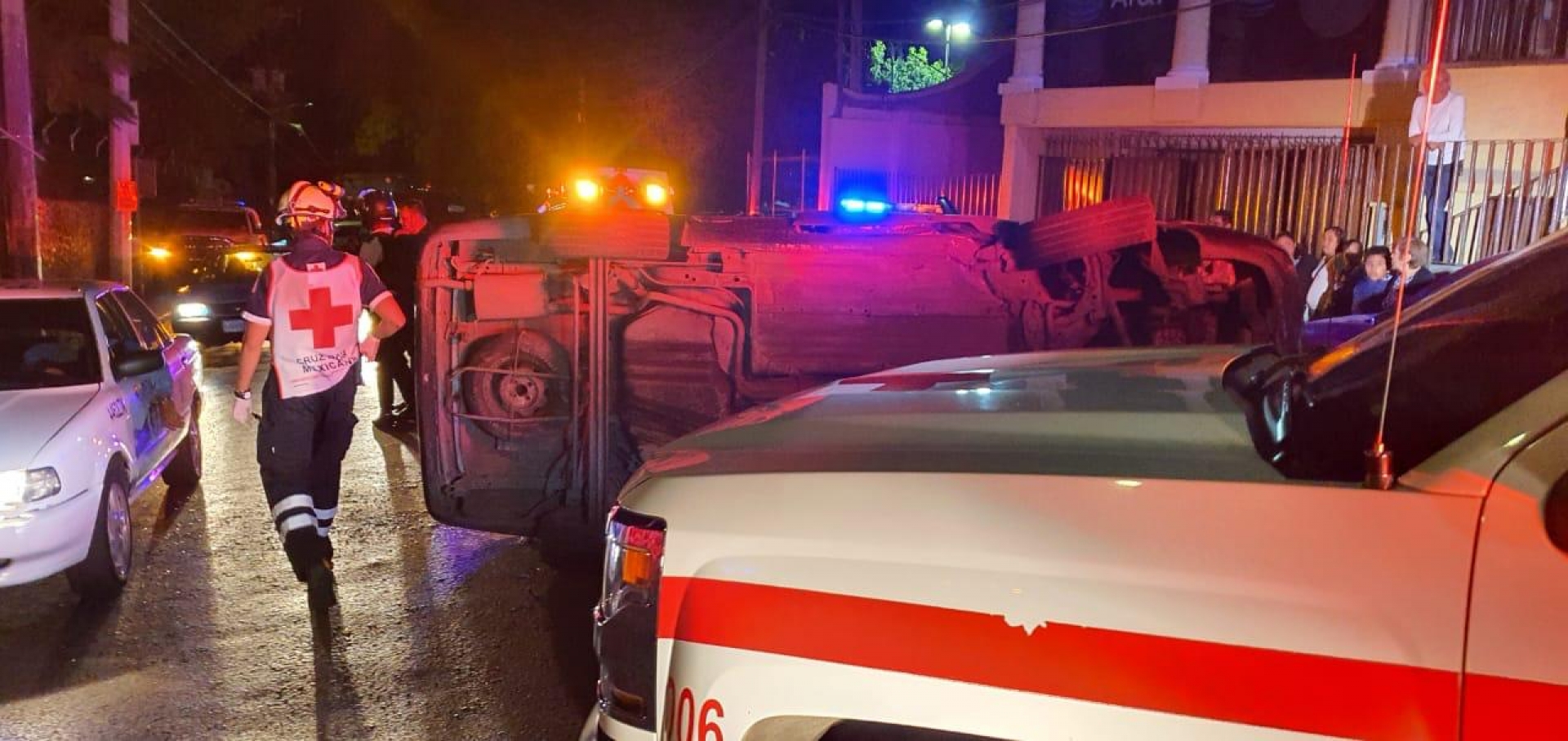 Atienden paramédicos de Cruz Roja volcadura de vehículo en la avenida Ávila Camacho