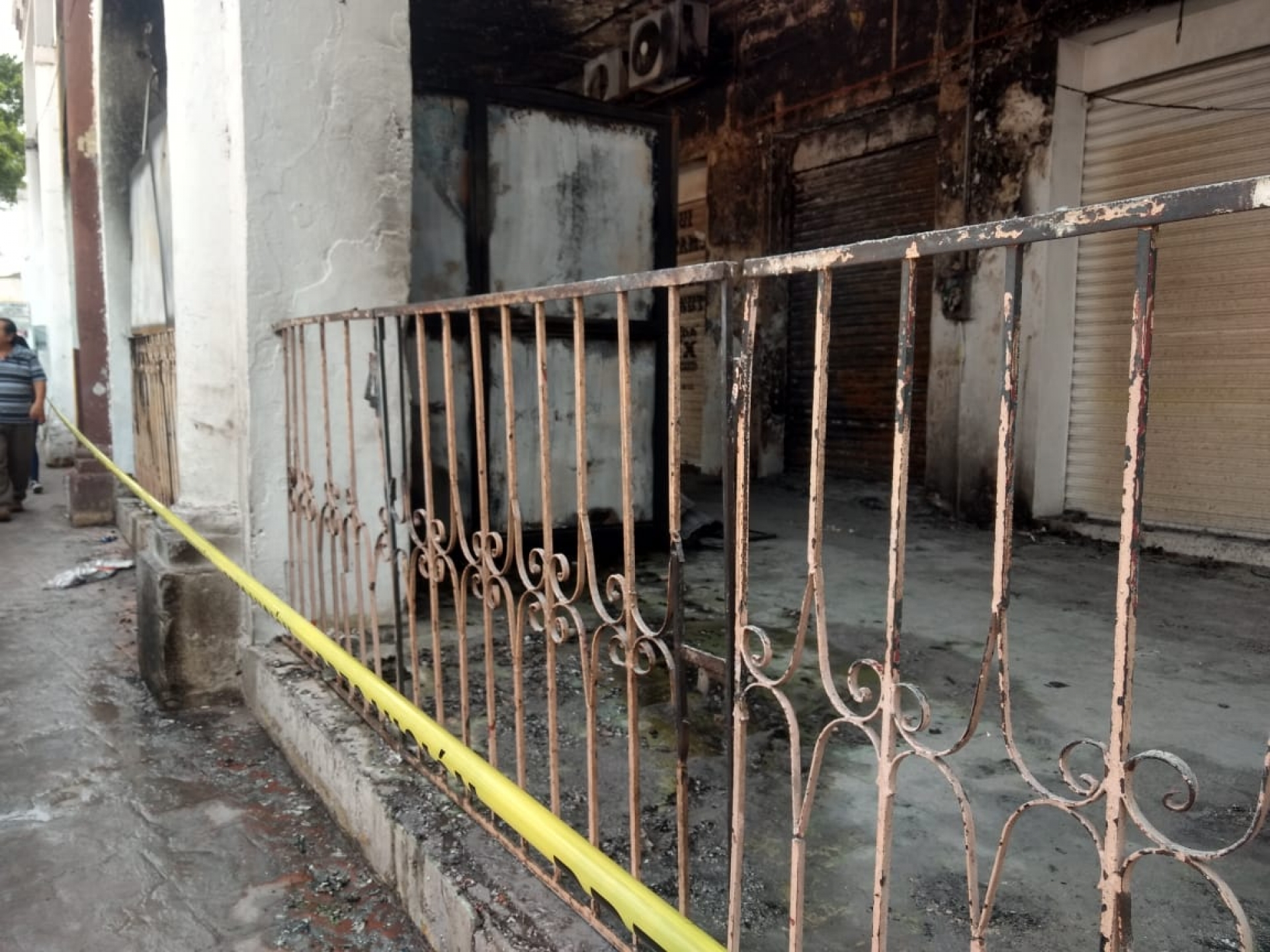 Revisan cámaras de seguridad tras incendio en locales comerciales, en Yautepec