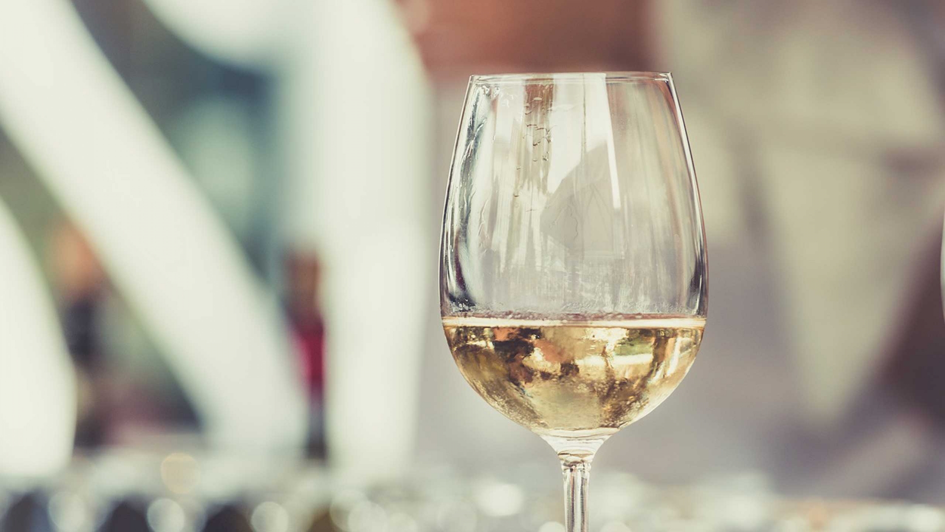 ¿Cómo ordenar vino en un restaurante como todo un pro?