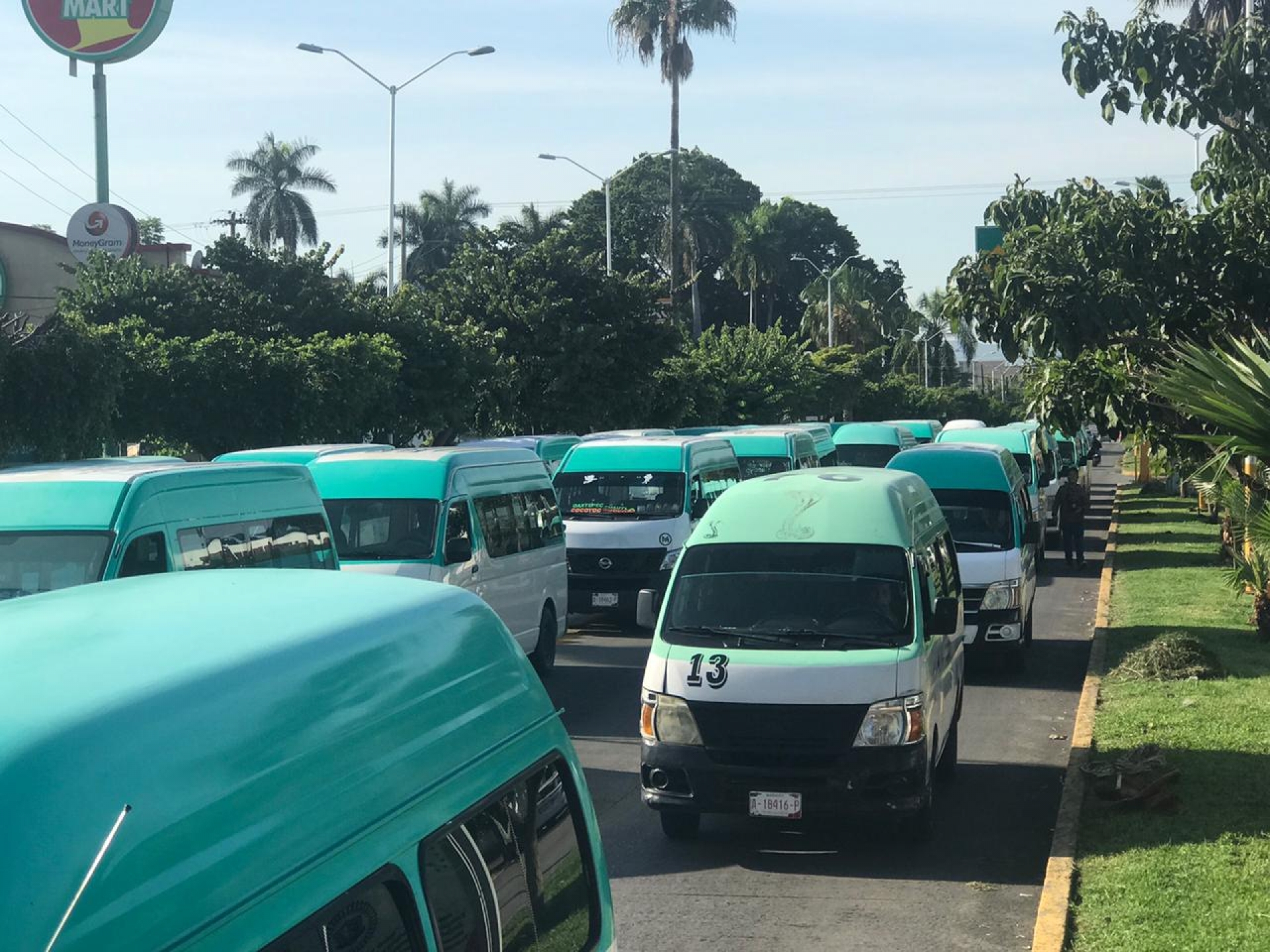 Transportistas se manifiestan en favor del gobierno estatal
