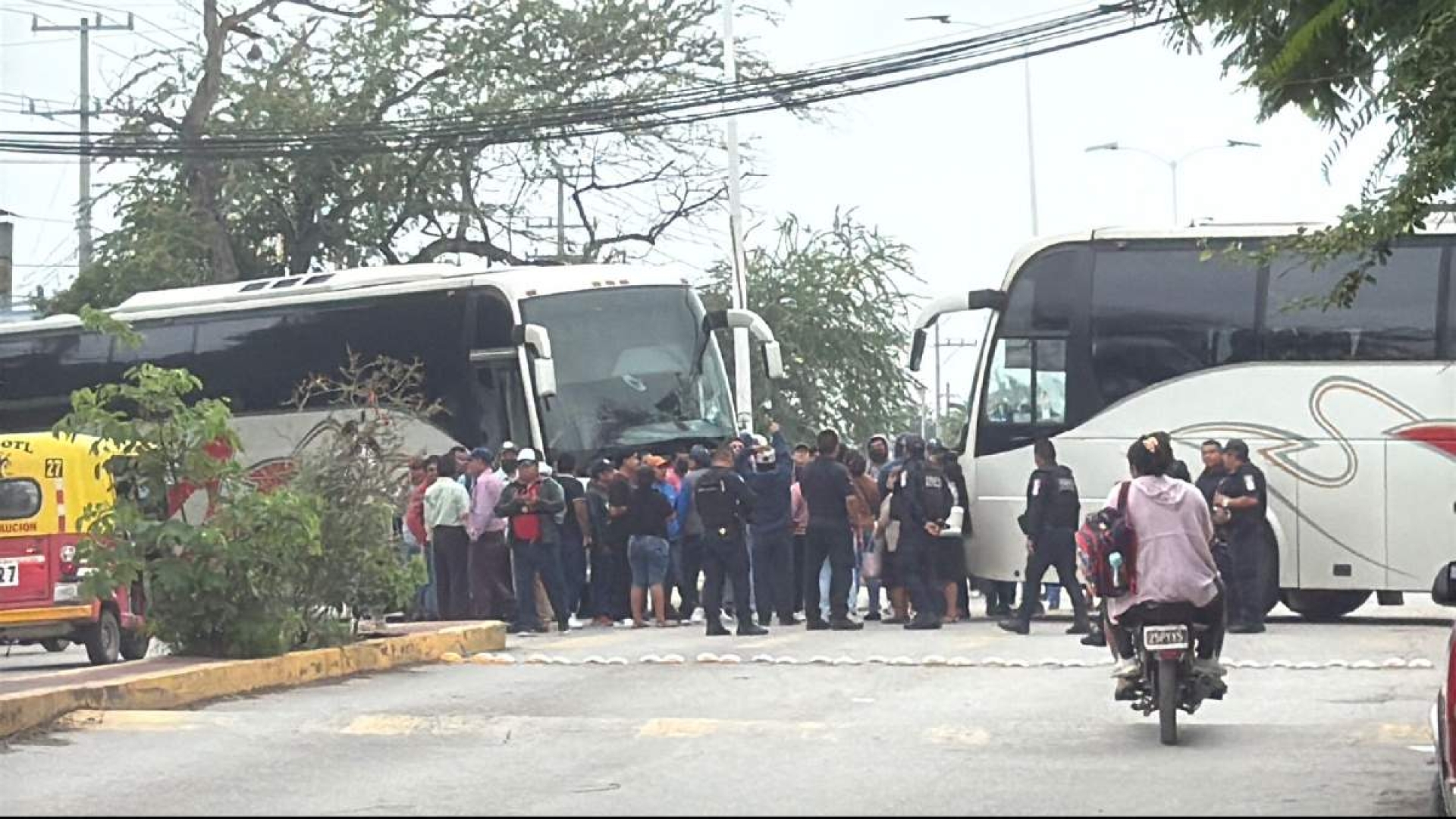 Con bloqueo, exigen permisos para transporte indígena de Xoxocotla