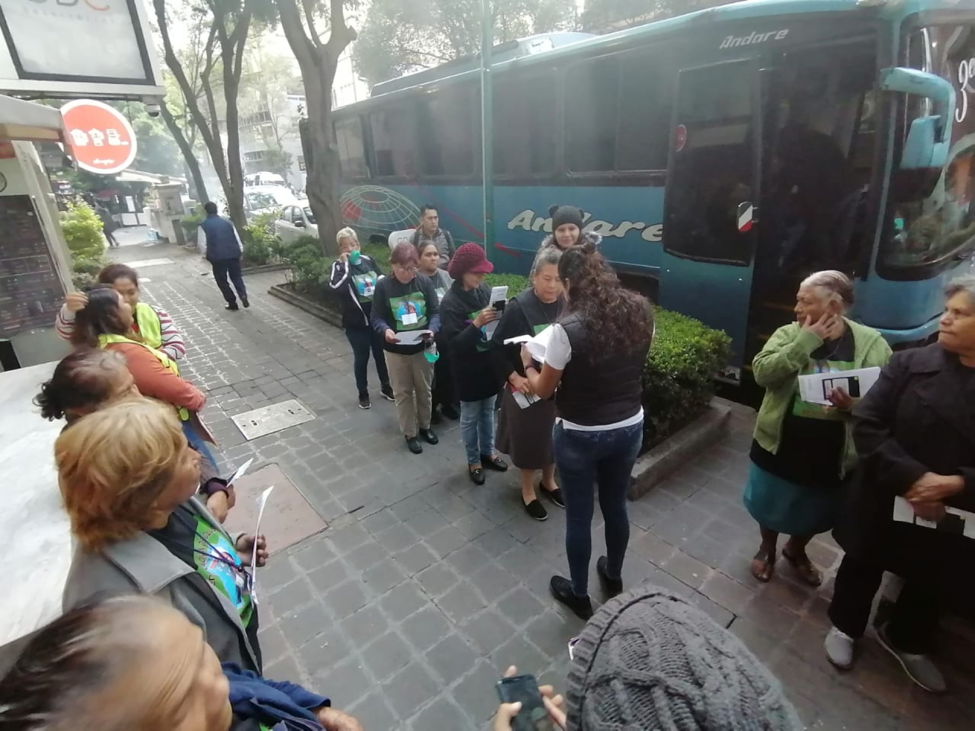 Acuden 99 padres de migrantes morelenses a embajada de Estados Unidos en la CDMX