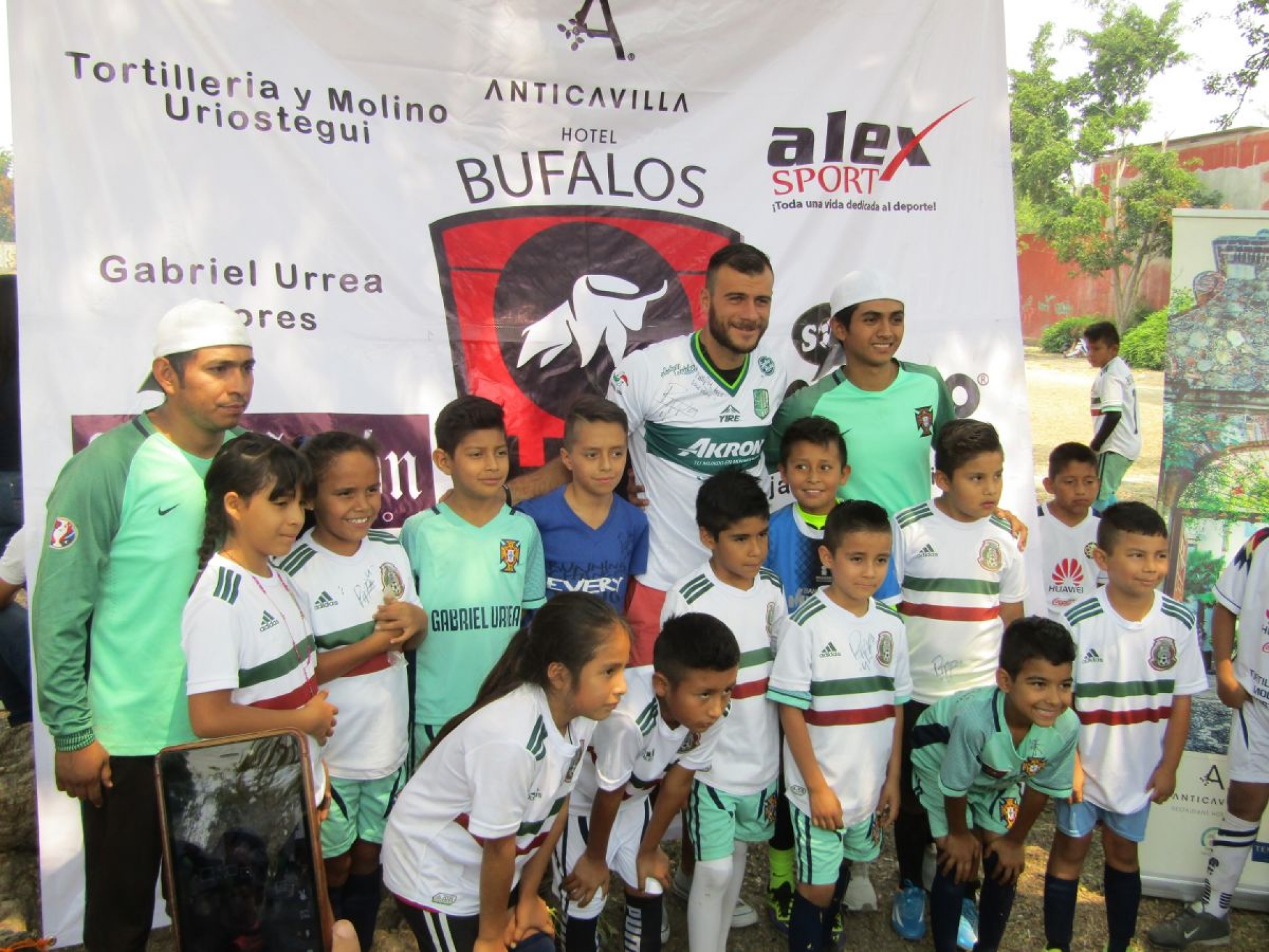 Alfonso Rippa comparte experiencias y anécdotas con niños del Club Búfalos