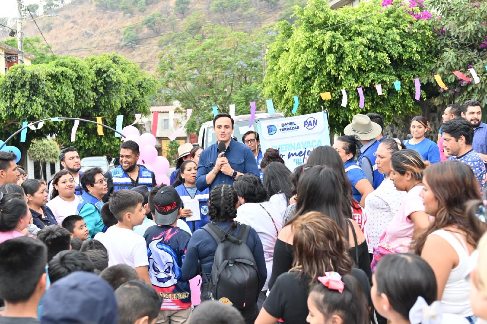 Lleva Daniel Martínez Terrazas alegría a colonias por el Día del Niño