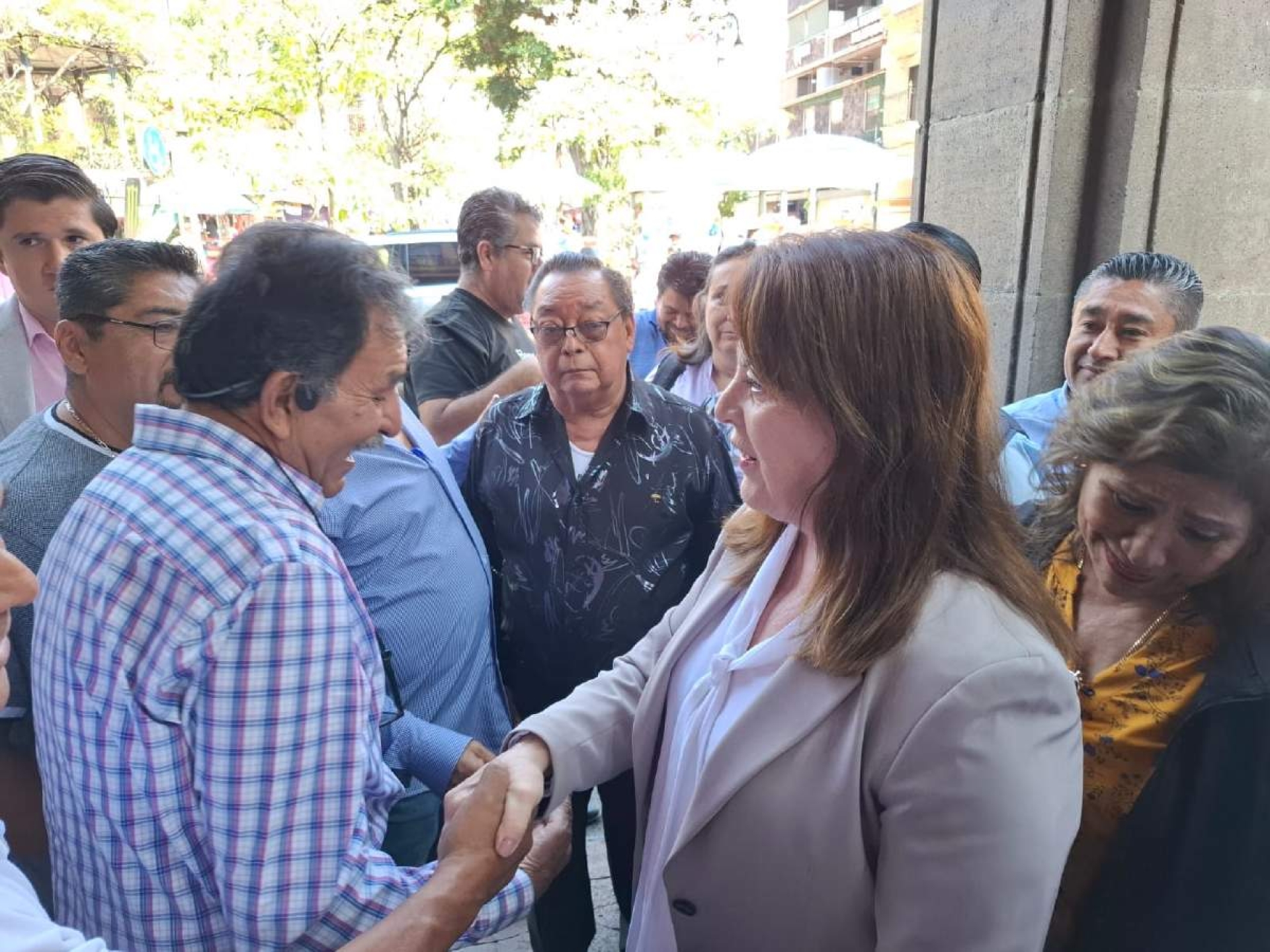 Pacta gobernadora diálogo con taxistas