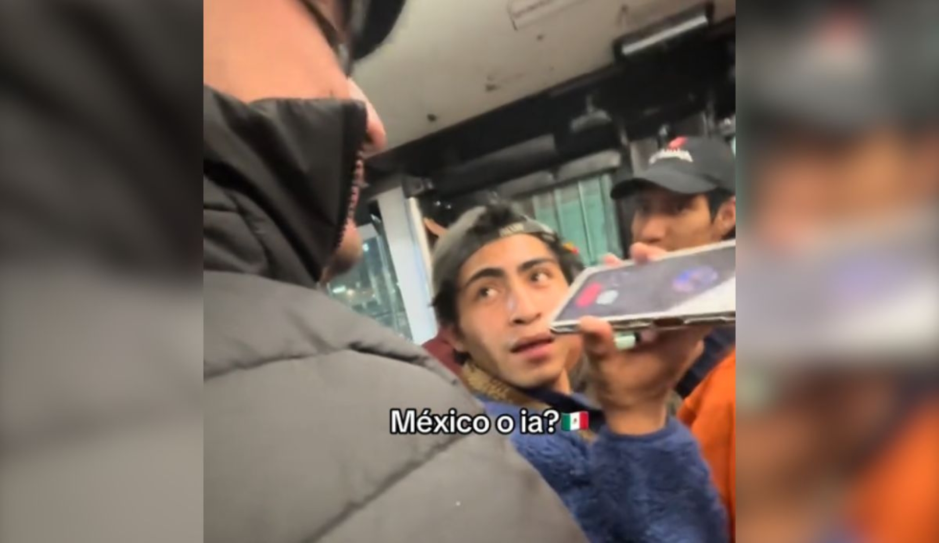 Pasajeros del Metrobús apoyan a joven ebrio y se vuelven virales