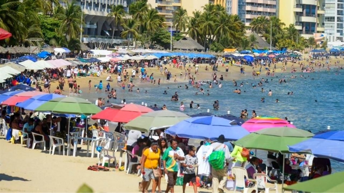 Sin temor al COVID-19, turistas disfrutan de las playas