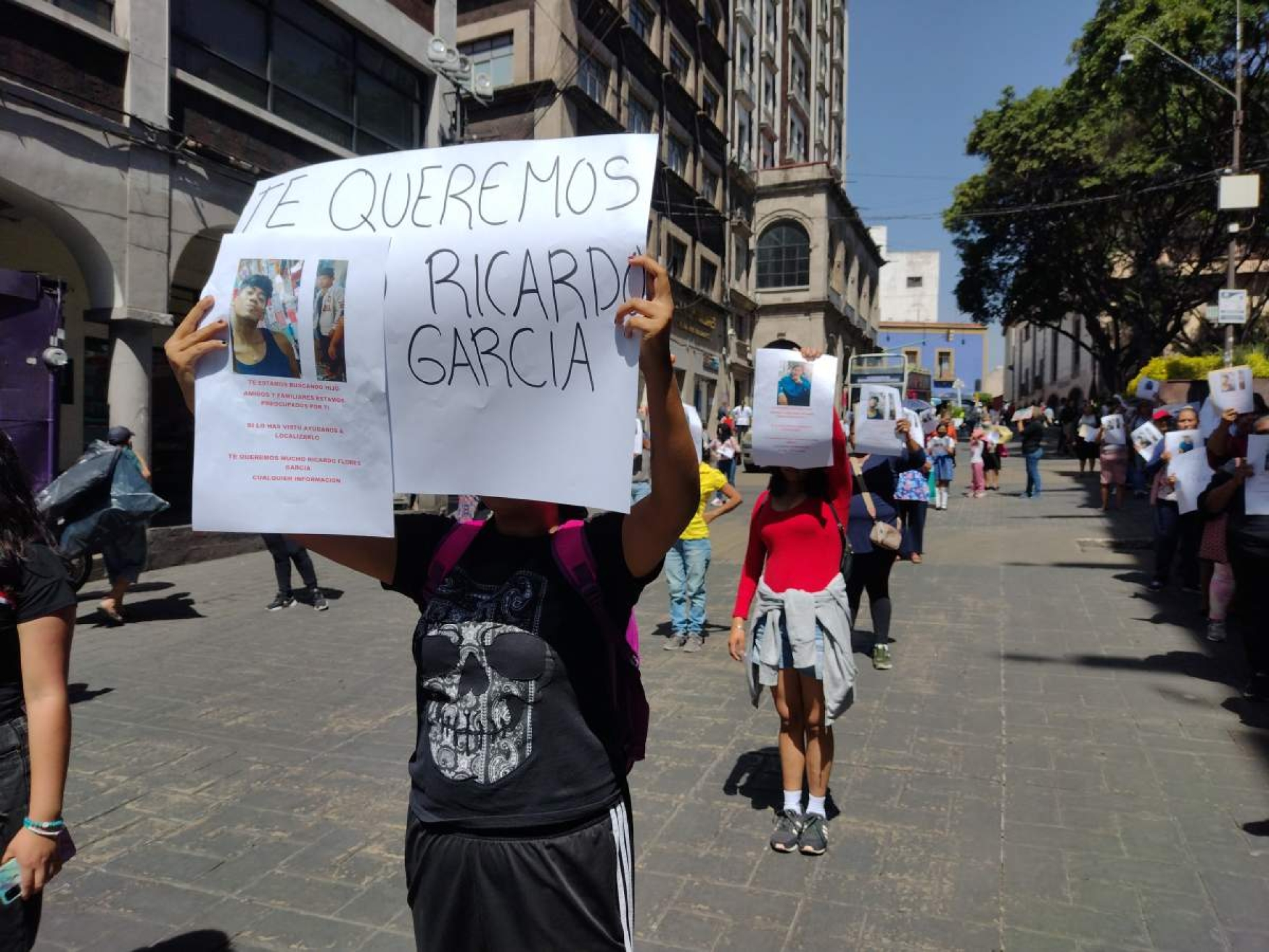 Marchan vecinos para exigir que se busque a un joven
