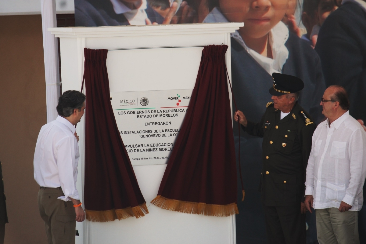 Salvador Cienfuegos y Aurelio Nuño inauguran planteles educativos en el cuartel “Los Lagartos”