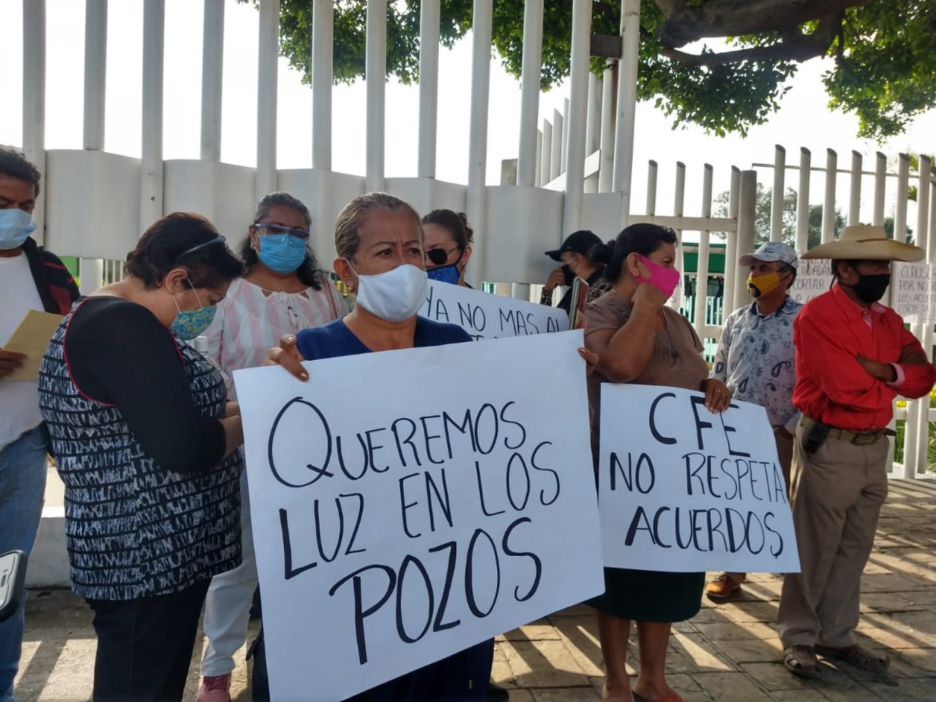 Integrantes de ANUEE protestan ante CFE; existen se restablezca energía en pozos de agua