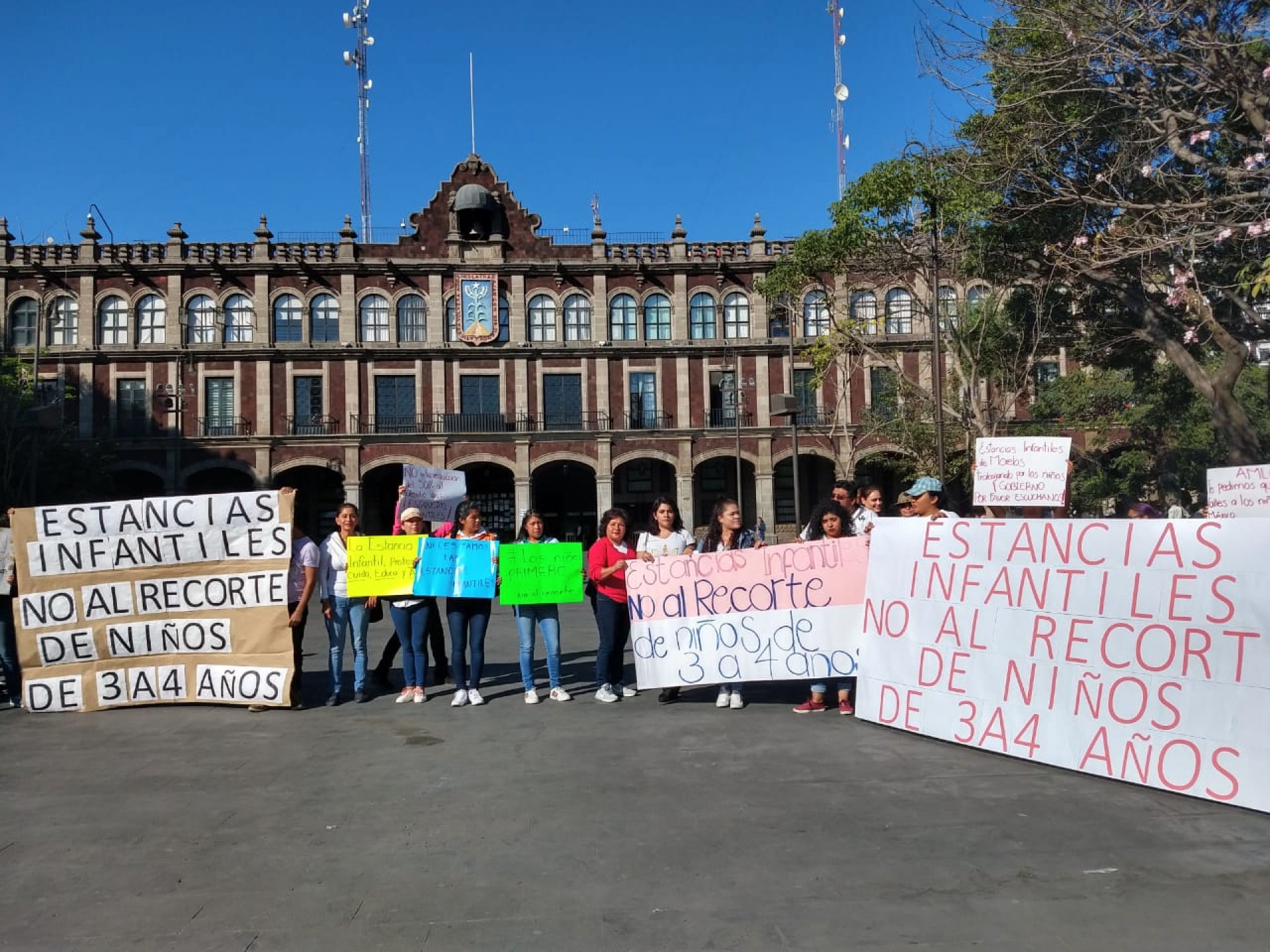 Se manifiestan prestadores de servicio de estancias infantiles