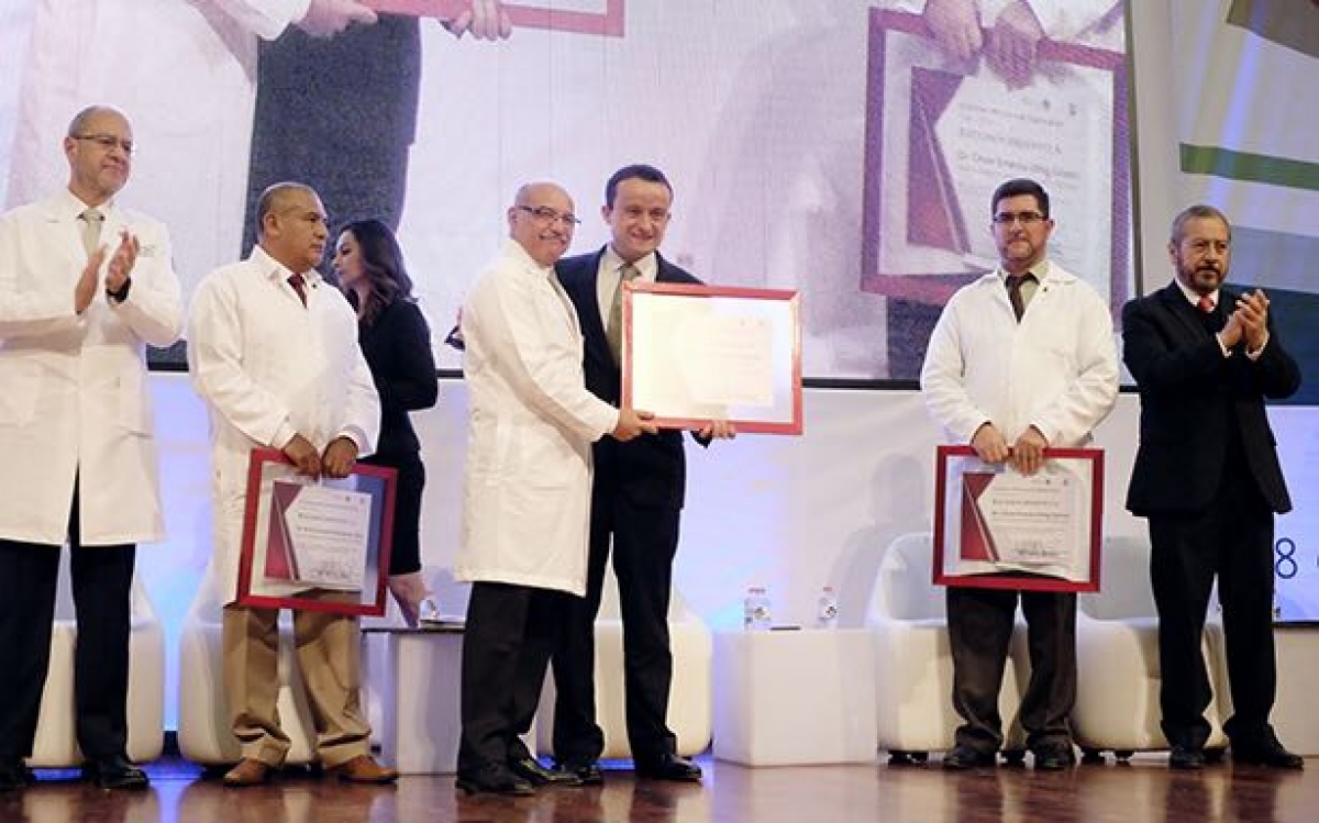 Reconocen a médicos del IMSS por su heroísmo durante los sismos de septiembre