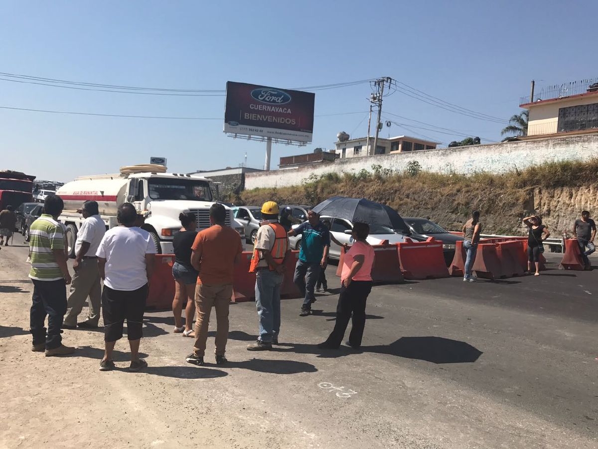 Vecinos de Chipitlán cierran el libramiento por la falta de agua
