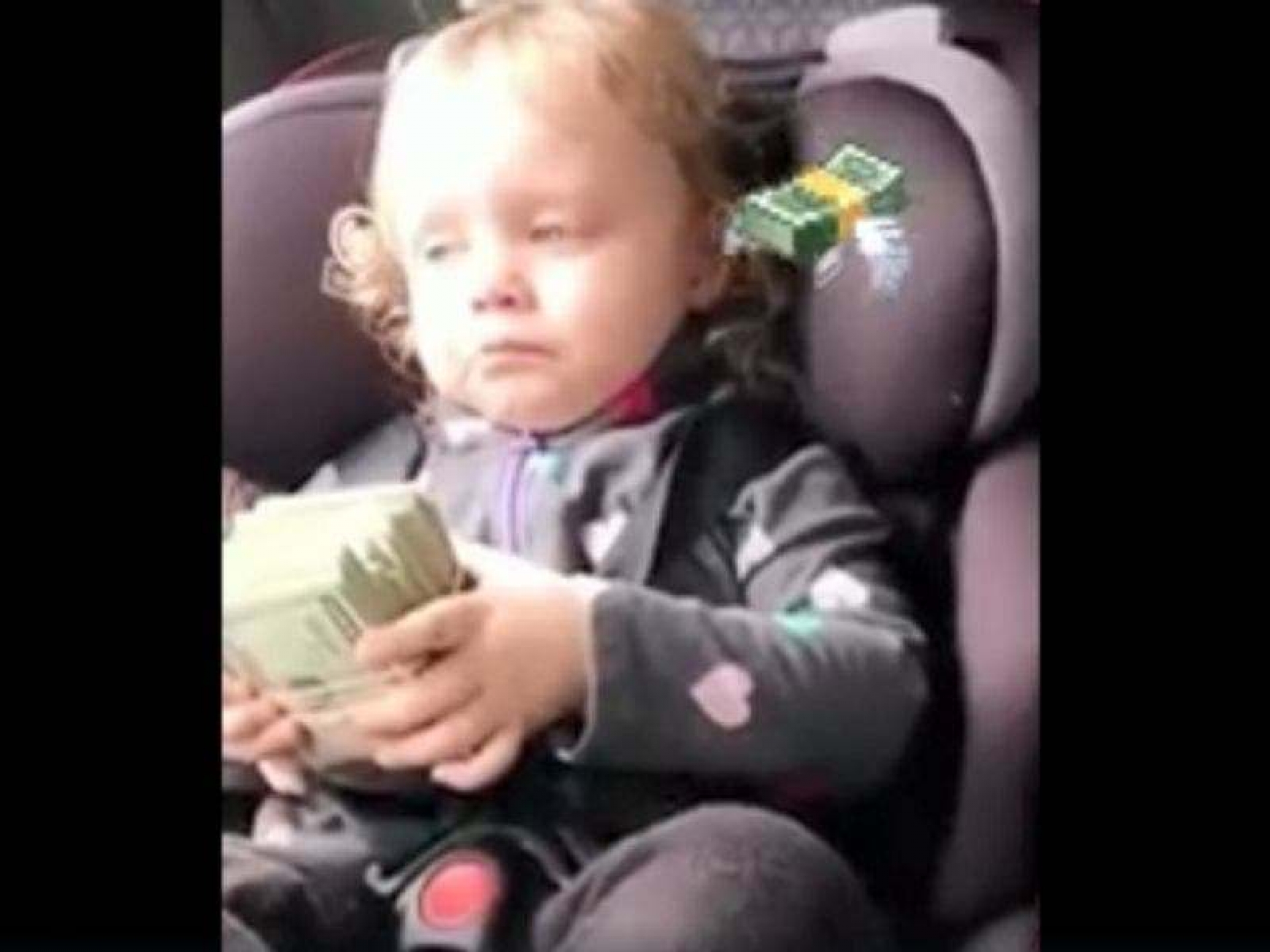 Bebé deja de llorar al recibir un gran fajo de billetes ¡Así cualquiera!