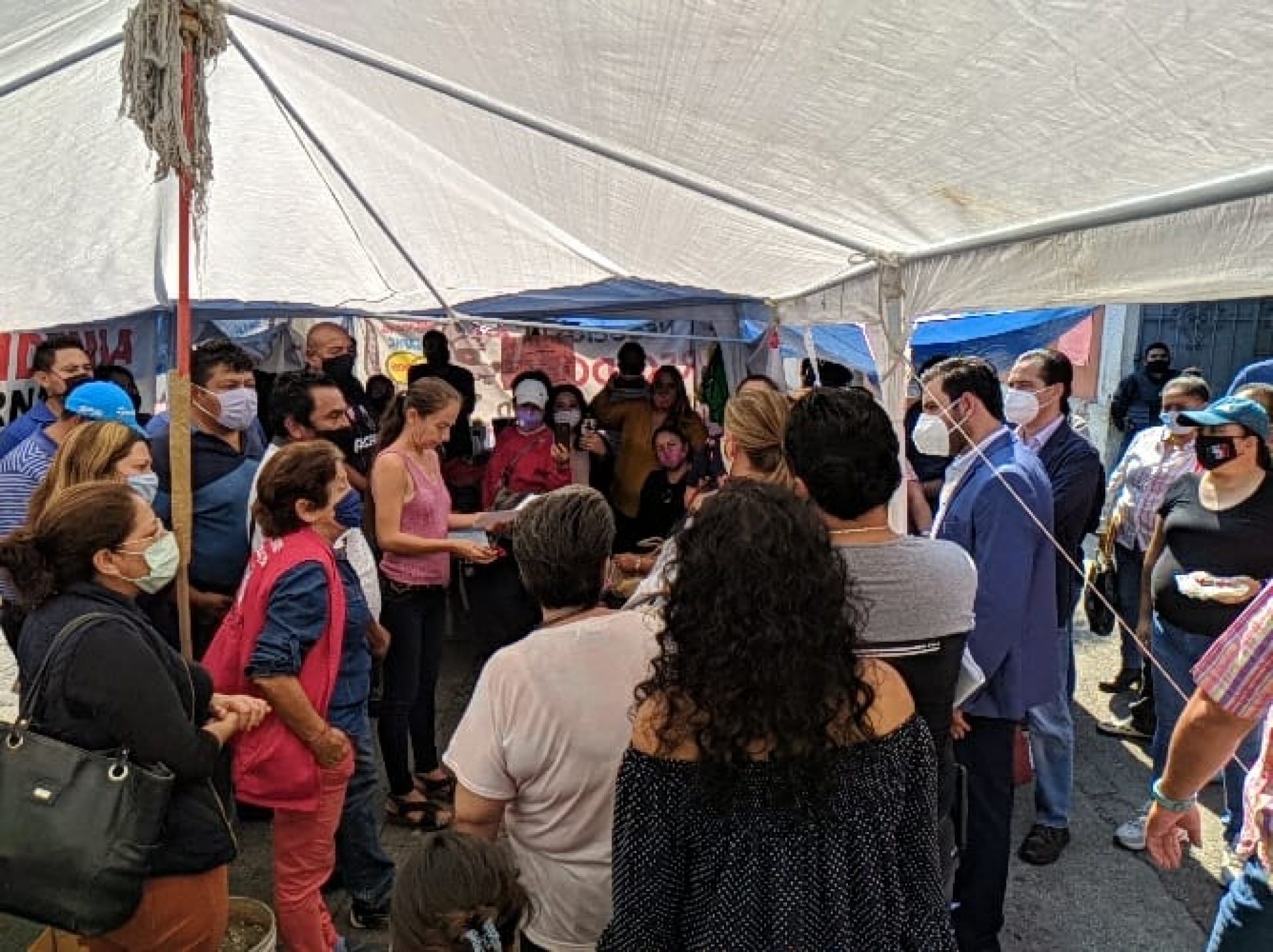 Atiende síndico de Cuernavaca a trabajadores despedidos