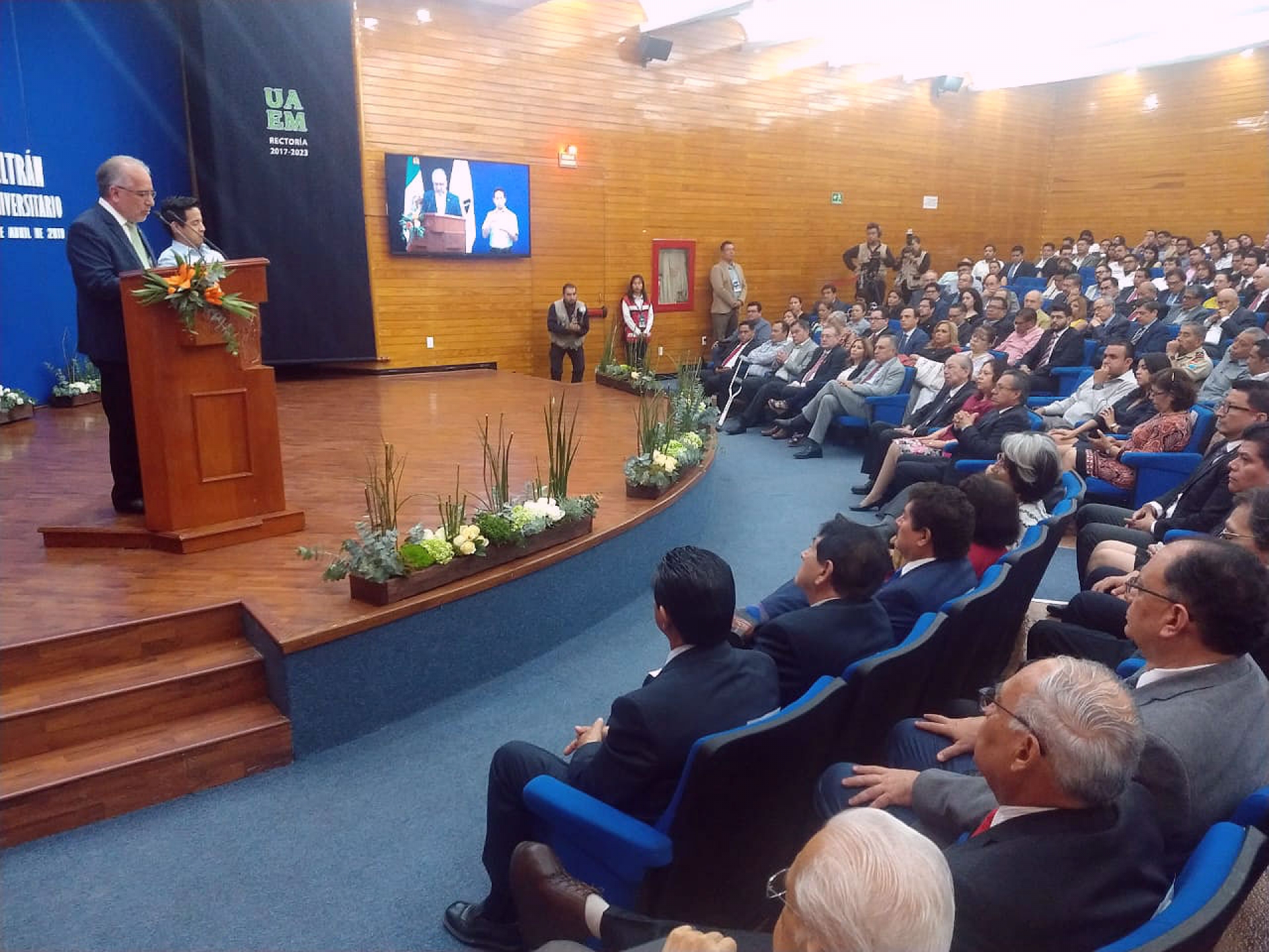 Presenta rector de la UAEM primer informe de actividades