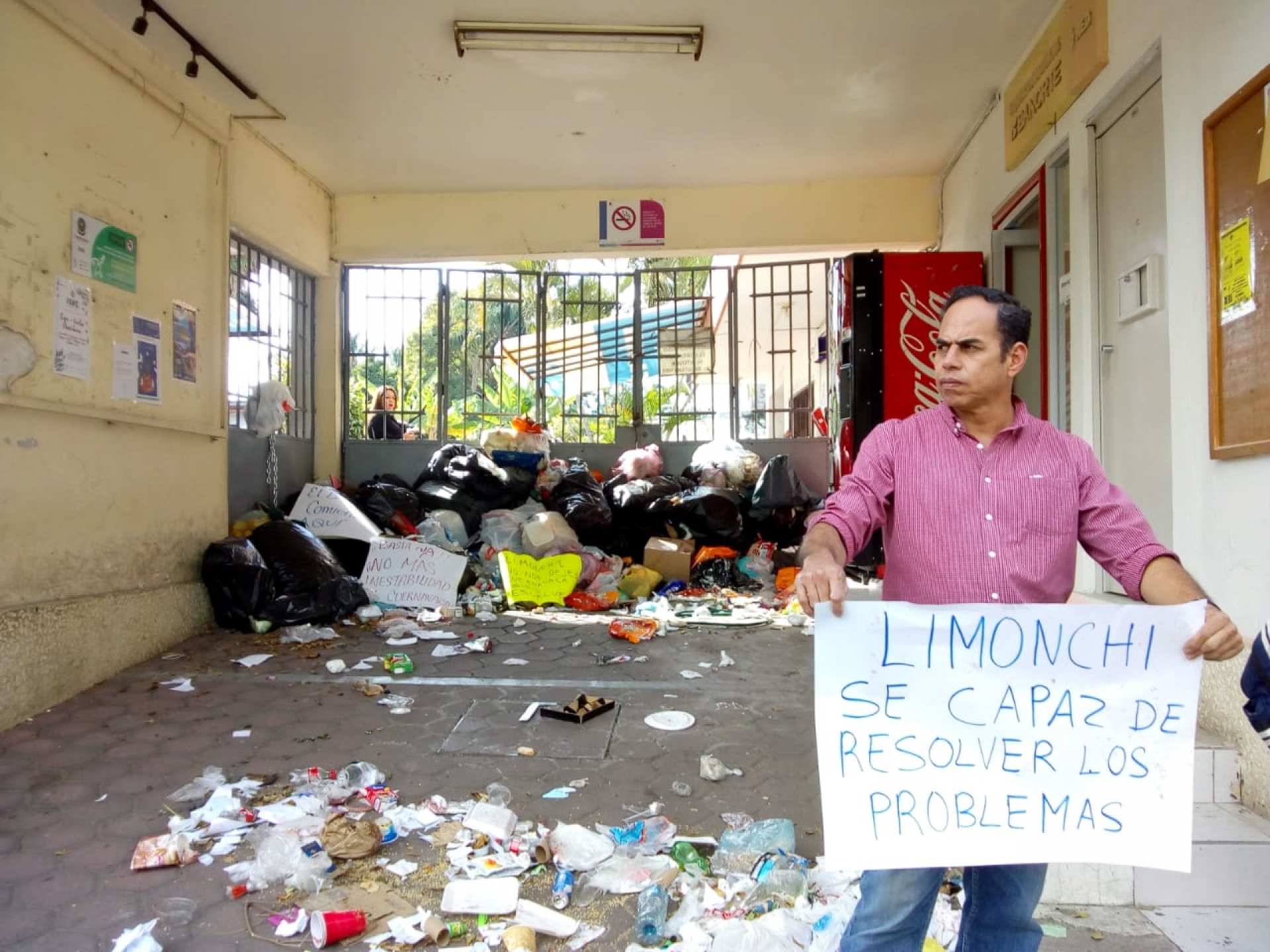 Deposita Asociación Cívica Morelense basura en el Ayuntamiento de Cuernavaca