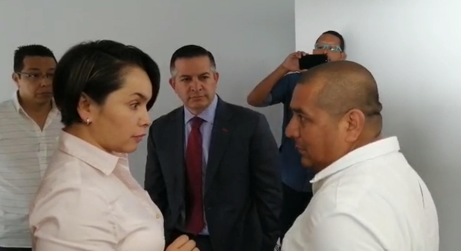 Se confrontan diputadas con un elemento de seguridad del Congreso