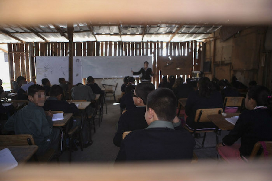 México es el país de la OCDE que menos gasta por estudiante y más en pagar maestros