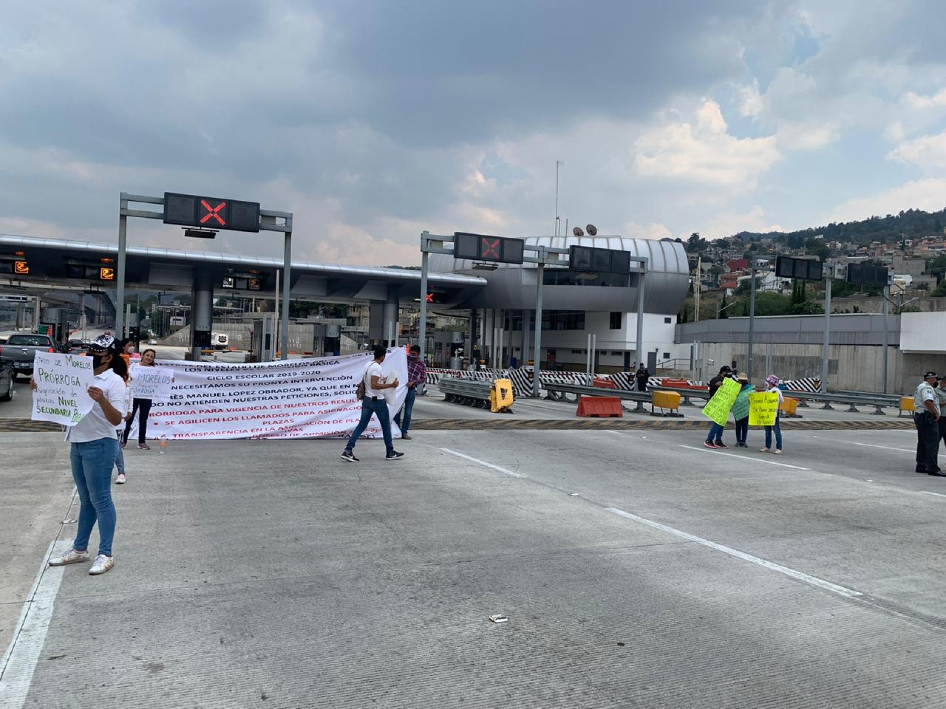 Maestros de nuevo ingreso de Morelos se manifiestan en la caseta de Tlalpan