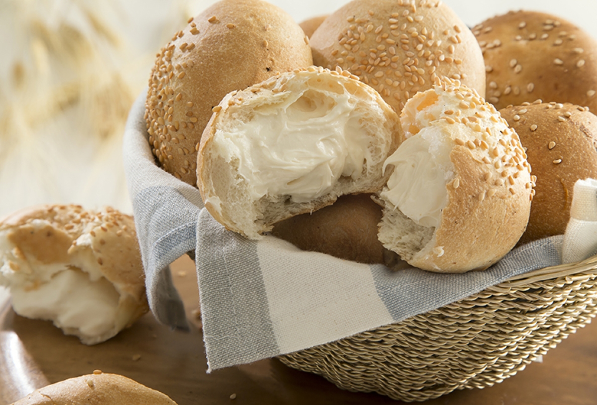 Panecitos relleno de queso, prepara estos esponjosos bocadillos para la hora de la comida