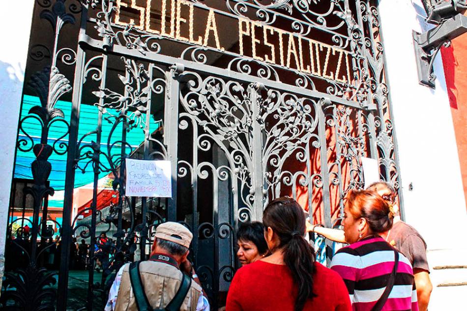 Se confrontan padres de familia de la primaria "Juan Enrique Pestalozzi" por manejo de recursos