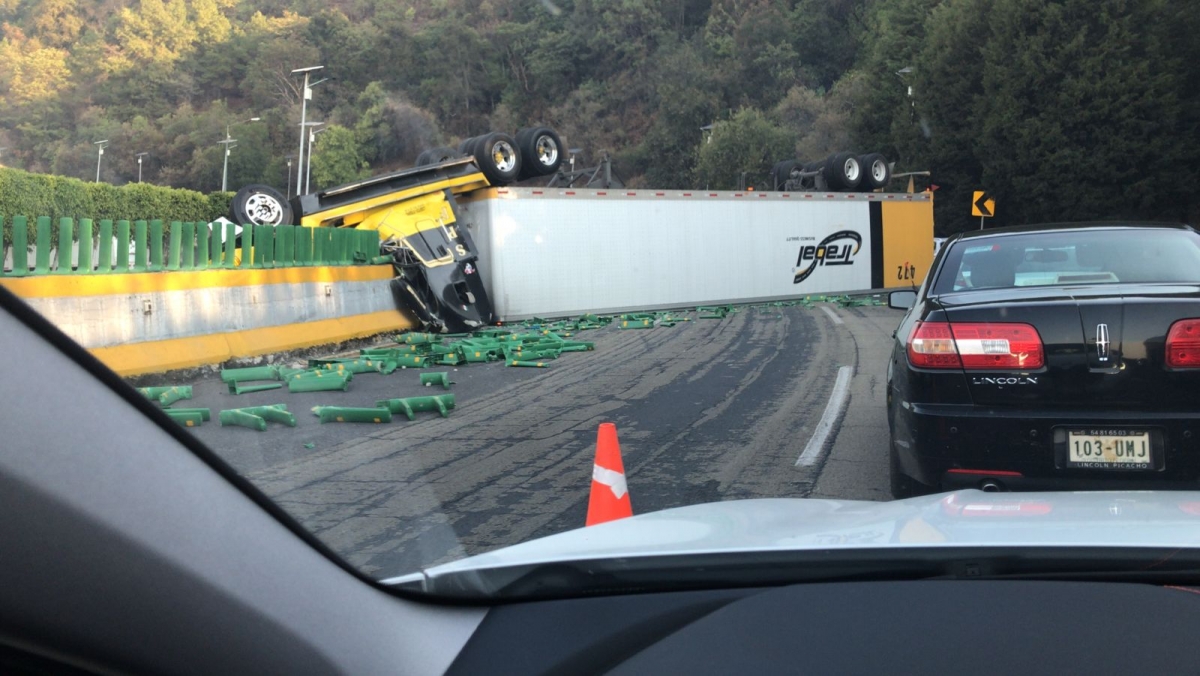 Vuelca tráiler en 'La Pera', en autopista México-Cuernavaca