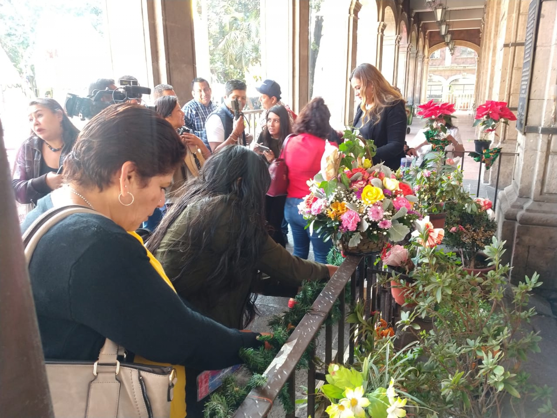 Colectivo 'Regresando a Casa' coloca recuerdos de navidad en la ofrenda a víctimas