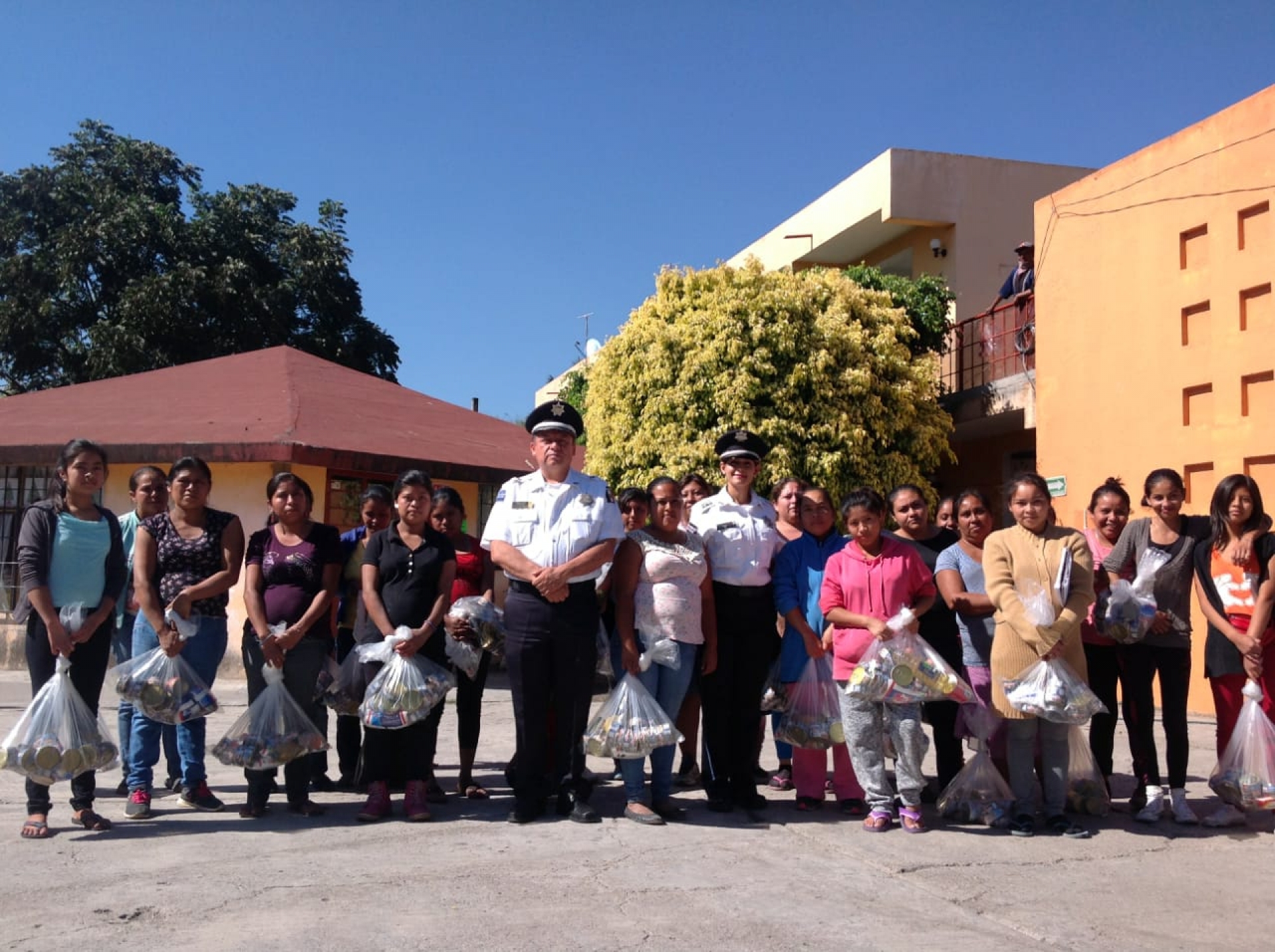 Dona PF despensas y playeras para familias de jornaleros, en Cuautla