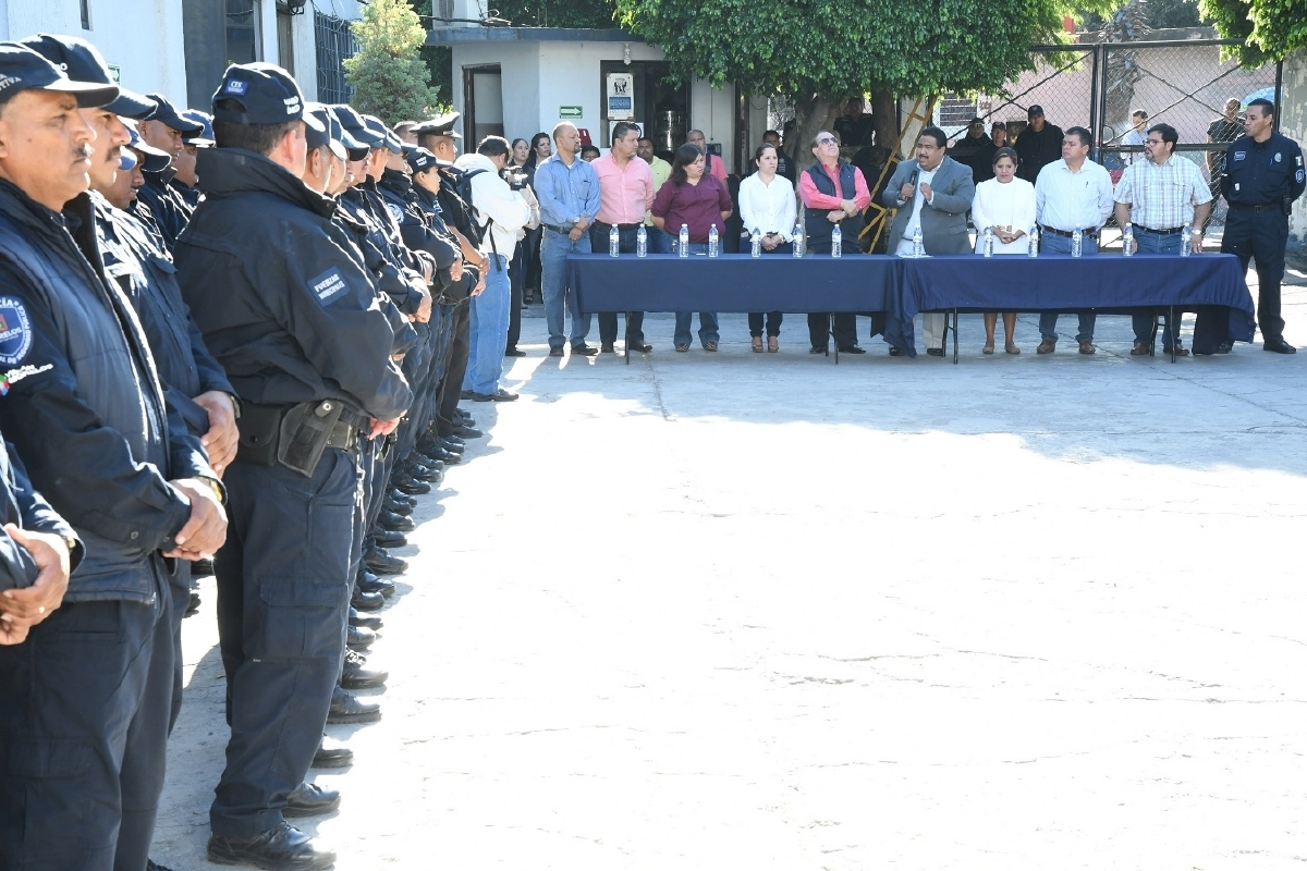 Entregan vales de apoyo para educación a policías de Cuautla