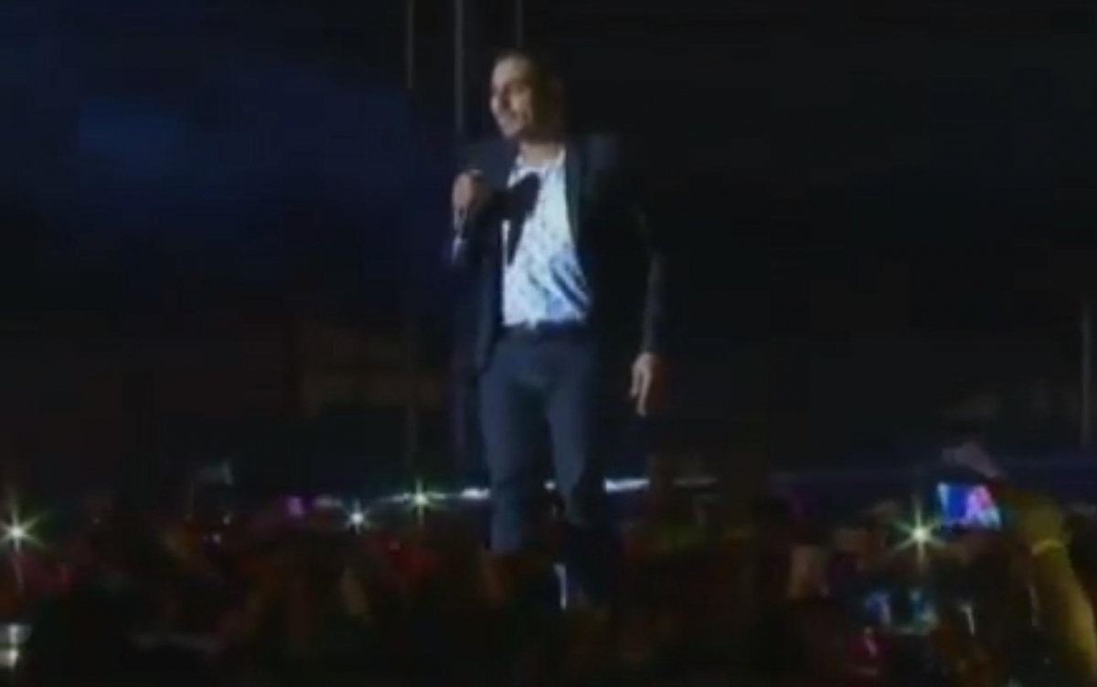 Espinoza Paz 'pierde' el piso y cae durante concierto