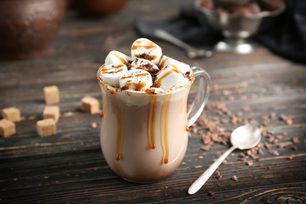 Prepárate para el frío con este chocolate caliente con malvaviscos fácil de preparar