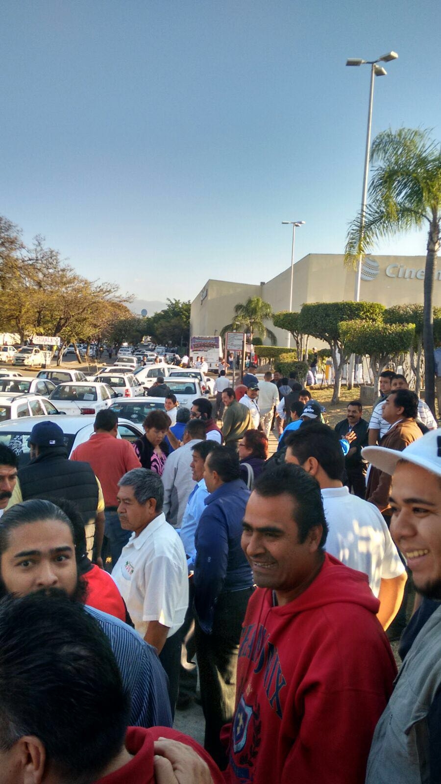 Taxistas reprochan ineptitud de Jorge Messeguer