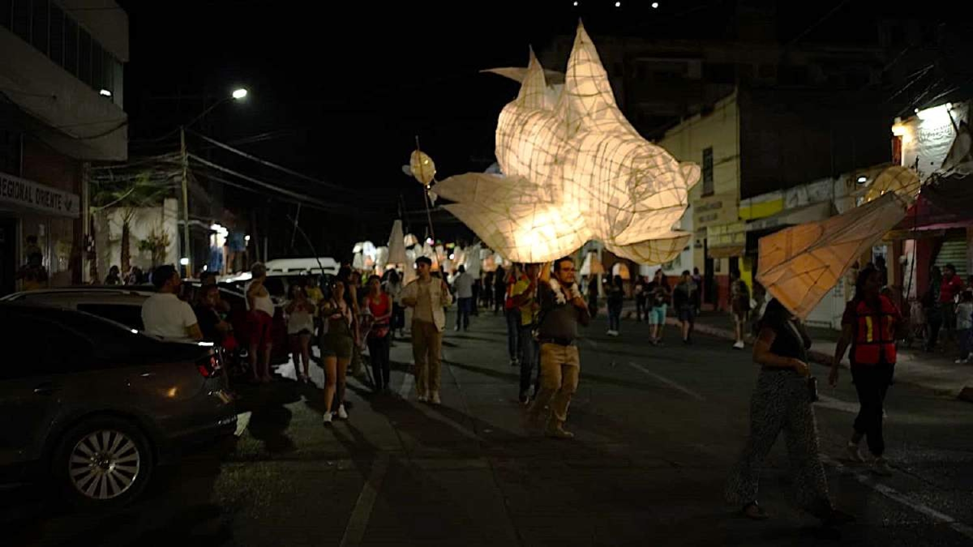 Recorre Festival de las Luciérnagas para la Paz  calles de Cuautla