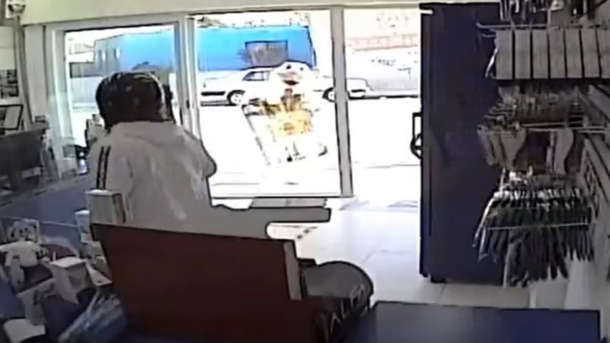 "Me pagan por bailar, no por cuidar" Botarga del Dr. Simi huye al notar asalto en farmacia